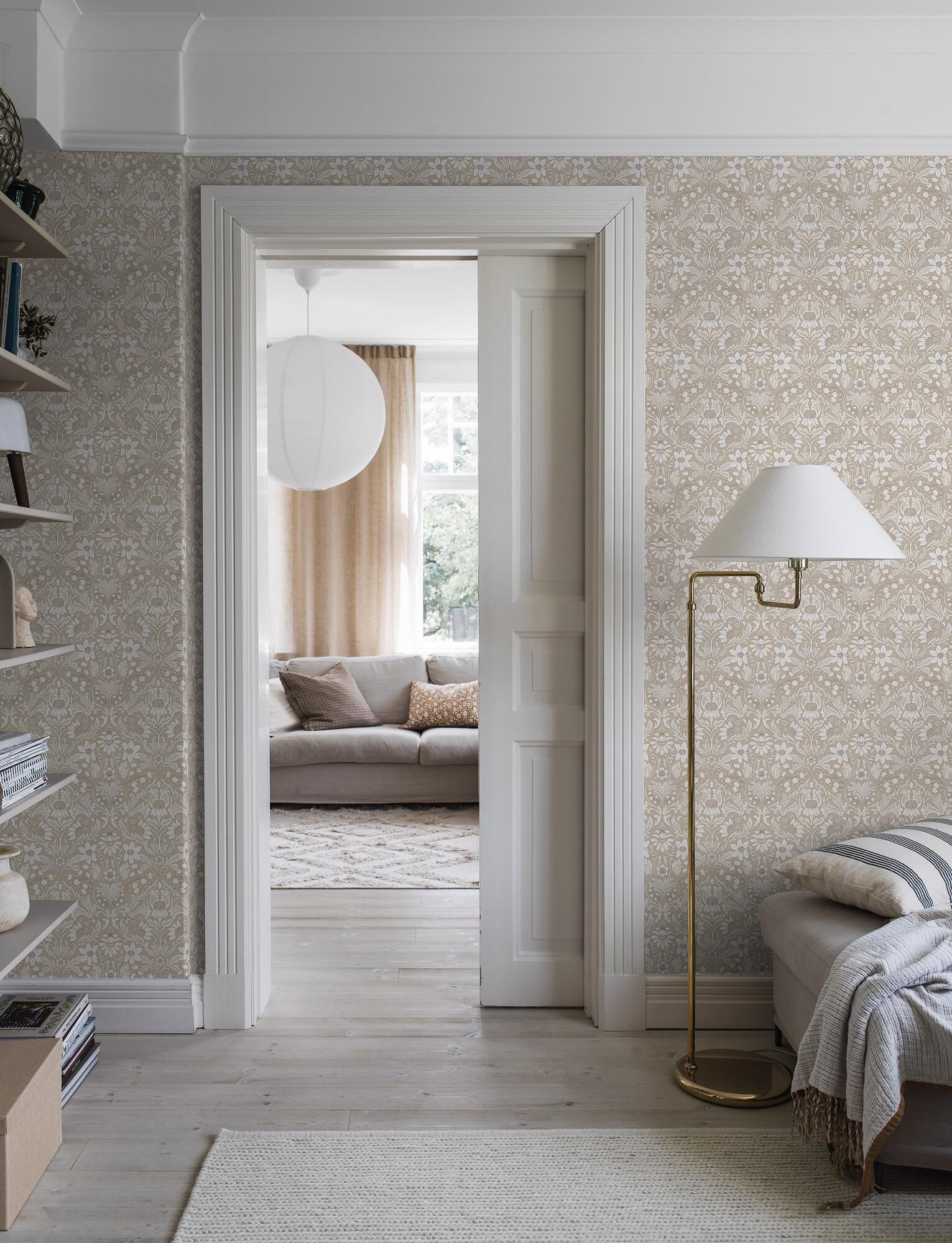 Blomsterfröjd tapet med blommigt mönster i beige. Från kollektionen timeless traditions. Nonwoven-material med rak passning.