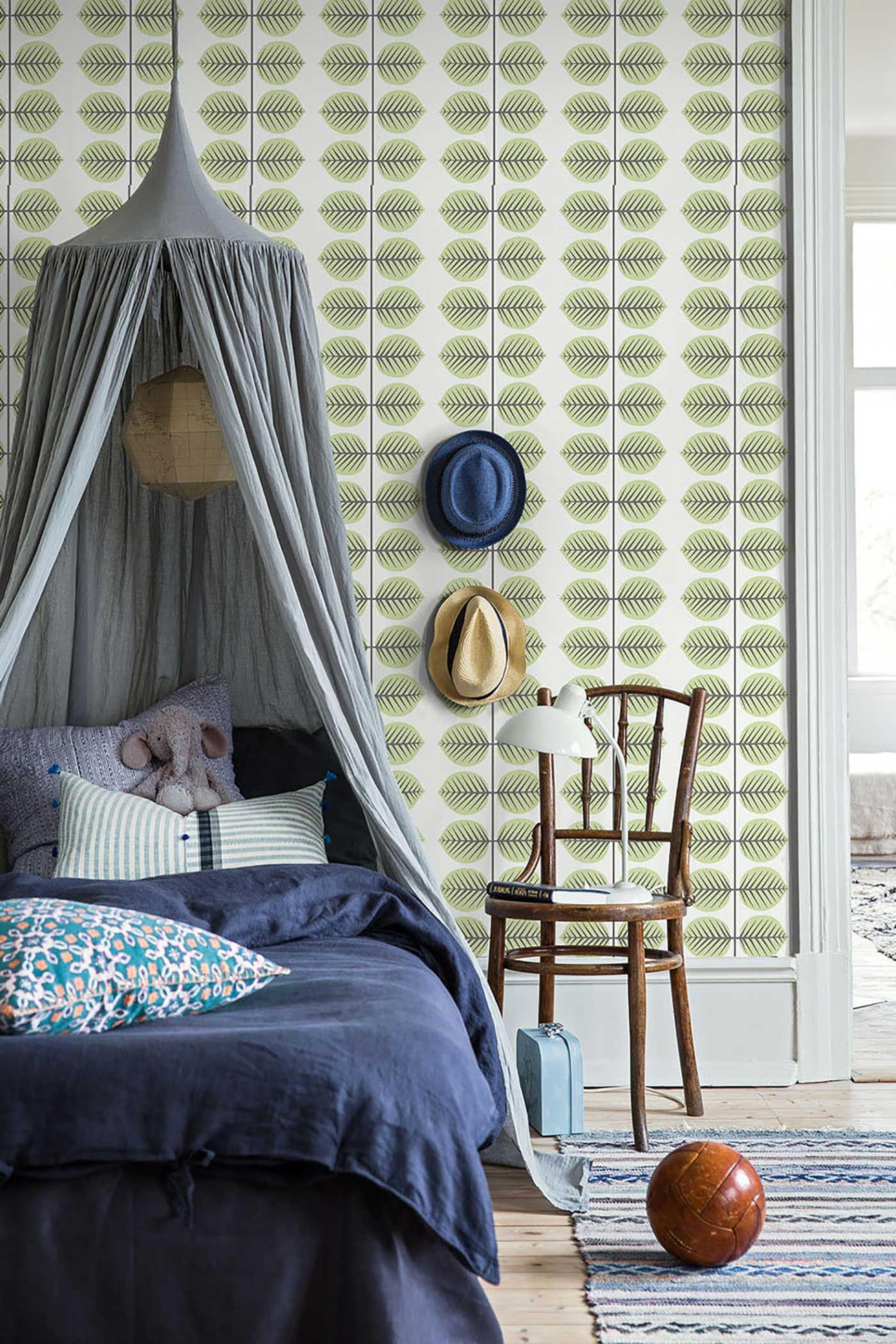 Berså II från Boråstapeter i vit, grön och multifärg. Från kollektionen Scandinavian Designers Mini.