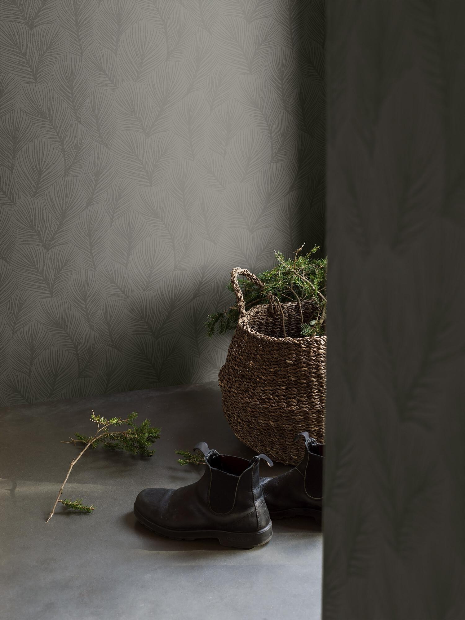 Pine Tree tapet med botaniskt mönster i grön. Från kollektionen Woodland. Nonwoven-material med rak passning.