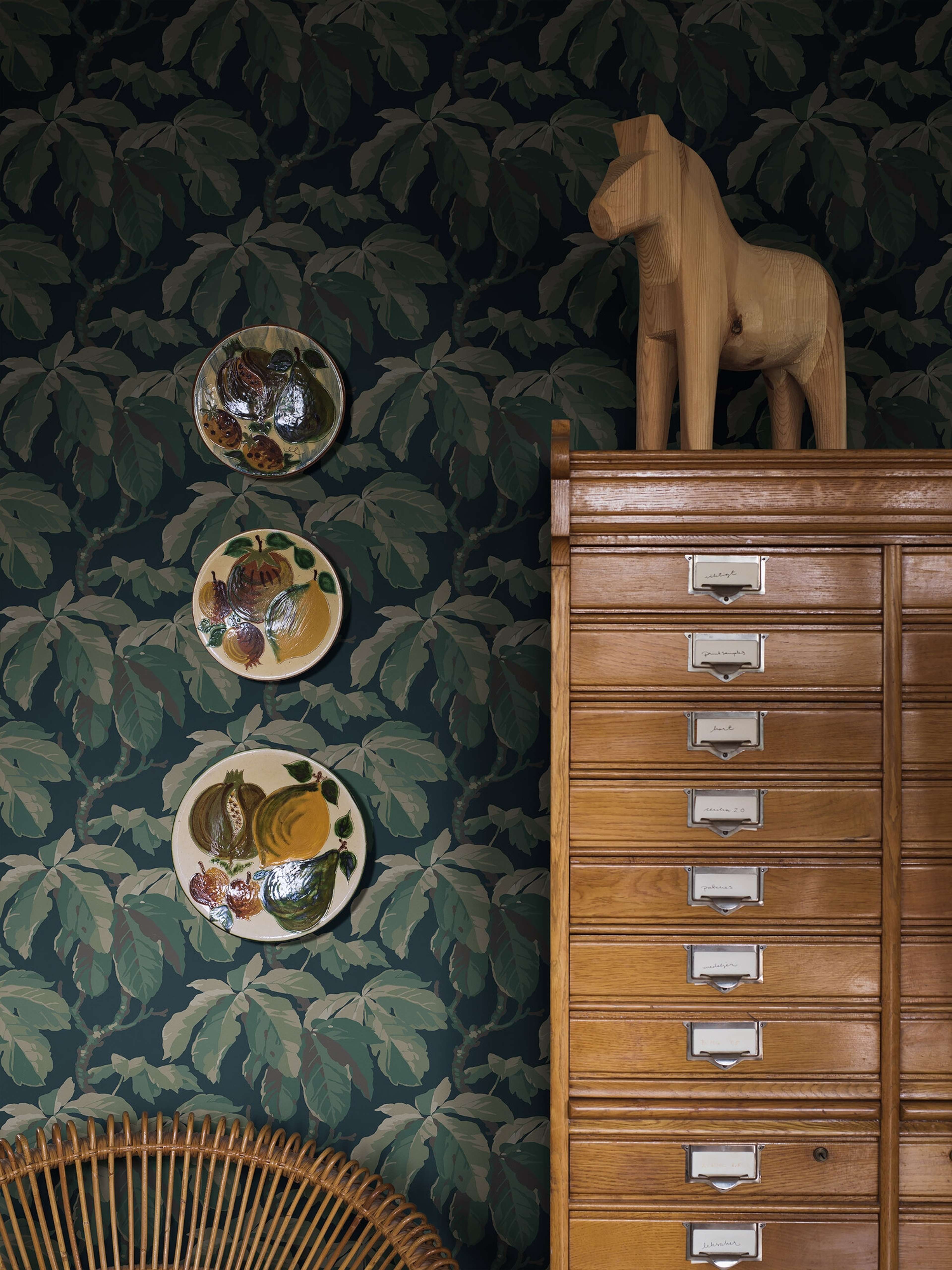 Kastanj tapet med botaniskt mönster i blå. Från kollektionen New Heritage. Nonwoven-material med rak passning.​​​​‌﻿‍﻿​‍​‍‌‍﻿﻿‌﻿​‍‌‍‍‌‌‍‌﻿‌‍‍‌‌‍﻿‍​‍​‍​﻿‍‍​‍​‍‌﻿​﻿‌‍​‌‌‍﻿‍‌‍‍‌‌﻿‌​‌﻿‍‌​‍﻿‍‌‍‍‌‌‍﻿﻿​‍​‍​‍﻿​​‍​‍‌‍‍​‌﻿​‍‌‍‌‌‌‍‌‍​‍​‍​﻿‍‍​‍​‍‌‍‍​‌﻿‌​‌﻿‌​‌﻿​​‌﻿​﻿​﻿‍‍​‍﻿﻿​‍﻿﻿‌﻿‌﻿‌﻿‌﻿‌﻿‌﻿​‍﻿‍‌‍​﻿‌‍﻿﻿‌‍﻿​‌‍﻿﻿‌﻿​‍‌‍​‌‌‍﻿‌‌‍​‌​‍﻿‍‌﻿​﻿‌‍‌‌​‍﻿﻿‌﻿​﻿‌﻿‌​‌﻿‌‌‌‍‌​‌‍‍‌‌‍﻿﻿​‍﻿﻿‌‍‍‌‌‍﻿‍‌﻿‌​‌‍‌‌‌‍﻿‍‌﻿‌​​‍﻿﻿‌‍‌‌‌‍‌​‌‍‍‌‌﻿‌​​‍﻿﻿‌‍﻿‌‌‍﻿﻿‌‍‌​‌‍‌‌​﻿﻿‌‌﻿​​‌﻿​‍‌‍‌‌‌﻿​﻿‌‍‌‌‌‍﻿‍‌﻿‌​‌‍​‌‌﻿‌​‌‍‍‌‌‍﻿﻿‌‍﻿‍​﻿‍﻿‌‍‍‌‌‍‌​​﻿﻿‌‌‍‍‌‌‍﻿‌‌‍​‌‌‍‌﻿‌‍‌‌​‍﻿‌​﻿​‌​﻿‍​​﻿‌‌​﻿‌‍​﻿‍‌​﻿​​‌‍​‌​﻿‍​​﻿‌​‌‍‌​​﻿​‌​﻿​‌‌‍​‍‌‍​‍‌‍​﻿​﻿‌﻿​﻿‌﻿‌‍‌‍‌‍​‌​﻿​‌‌‍​﻿‌‍‌‍‌‍​‌‌‍​‍​﻿​‌​﻿‍​‌‍​‌​﻿​​‌‍​‌​﻿​‌‌‍‌​​﻿‍​​﻿​​​﻿‌​​﻿​‌‌‍​‍​﻿‍‌​﻿​​​﻿‍‌​﻿‍​​‍﻿‌​﻿​‌​﻿‌‌​﻿​​​﻿​​‌﻿‍​​﻿​‍​﻿​​​﻿​​​﻿​​​‍﻿‌‌‍‍‍‌﻿​​‌‍‌﻿​﻿‍﻿‌﻿‌​‌﻿‍‌‌﻿​​‌‍‌‌​﻿﻿‌‌﻿​﻿‌‍​‌‌‍﻿‍‌‍‍‌‌﻿‌​‌﻿‍‌​‍﻿‍‌‍‍‌‌‍﻿‌‌‍​‌‌‍‌﻿‌‍‌‌‌​​‌‌﻿​﻿‌﻿​﻿‌‍‌‌‌﻿‌​​﻿‍﻿‌﻿​​‌‍​‌‌﻿‌​‌‍‍​​﻿﻿‌‌‍​‌‌‍﻿​‌﻿‌​‌‌‌​‌‍‌‌‌﻿‍​‌﻿‌​​﻿﻿﻿‌‍​‍‌‍​‌‌﻿​﻿‌‍‌‌‌‌‌‌‌﻿​‍‌‍﻿​​﻿﻿‌‌‍‍​‌﻿‌​‌﻿‌​‌﻿​​‌﻿​﻿​‍‌‌​﻿​﻿‌​​‌​‍‌‌​﻿​‍‌​‌‍​‍‌‌​﻿​‍‌​‌‍‌﻿‌﻿‌﻿‌﻿‌﻿‌﻿​‍﻿‍‌‍​﻿‌‍﻿﻿‌‍﻿​‌‍﻿﻿‌﻿​‍‌‍​‌‌‍﻿‌‌‍​‌​‍﻿‍‌﻿​﻿‌‍‌‌​‍‌‌​﻿​‍‌​‌‍‌﻿​﻿‌﻿‌​‌﻿‌‌‌‍‌​‌‍‍‌‌‍﻿﻿​‍‌‍‌‍‍‌‌‍‌​​﻿﻿‌‌‍‍‌‌‍﻿‌‌‍​‌‌‍‌﻿‌‍‌‌​‍﻿‌​﻿​‌​﻿‍​​﻿‌‌​﻿‌‍​﻿‍‌​﻿​​‌‍​‌​﻿‍​​﻿‌​‌‍‌​​﻿​‌​﻿​‌‌‍​‍‌‍​‍‌‍​﻿​﻿‌﻿​﻿‌﻿‌‍‌‍‌‍​‌​﻿​‌‌‍​﻿‌‍‌‍‌‍​‌‌‍​‍​﻿​‌​﻿‍​‌‍​‌​﻿​​‌‍​‌​﻿​‌‌‍‌​​﻿‍​​﻿​​​﻿‌​​﻿​‌‌‍​‍​﻿‍‌​﻿​​​﻿‍‌​﻿‍​​‍﻿‌​﻿​‌​﻿‌‌​﻿​​​﻿​​‌﻿‍​​﻿​‍​﻿​​​﻿​​​﻿​​​‍﻿‌‌‍‍‍‌﻿​​‌‍‌﻿​‍‌‍‌﻿‌​‌﻿‍‌‌﻿​​‌‍‌‌​﻿﻿‌‌﻿​﻿‌‍​‌‌‍﻿‍‌‍‍‌‌﻿‌​‌﻿‍‌​‍﻿‍‌‍‍‌‌‍﻿‌‌‍​‌‌‍‌﻿‌‍‌‌‌​​‌‌﻿​﻿‌﻿​﻿‌‍‌‌‌﻿‌​​‍‌‍‌﻿​​‌‍​‌‌﻿‌​‌‍‍​​﻿﻿‌‌‍​‌‌‍﻿​‌﻿‌​‌‌‌​‌‍‌‌‌﻿‍​‌﻿‌​​‍‌‍‌﻿​​‌‍‌‌‌﻿​‍‌﻿​﻿‌﻿​​‌‍‌‌‌‍​﻿‌﻿‌​‌‍‍‌‌﻿‌‍‌‍‌‌​﻿﻿‌‌﻿​​‌﻿‌‌‌‍​‍‌‍﻿​‌‍‍‌‌﻿​﻿‌‍‍​‌‍‌‌‌‍‌​​‍​‍‌﻿﻿‌