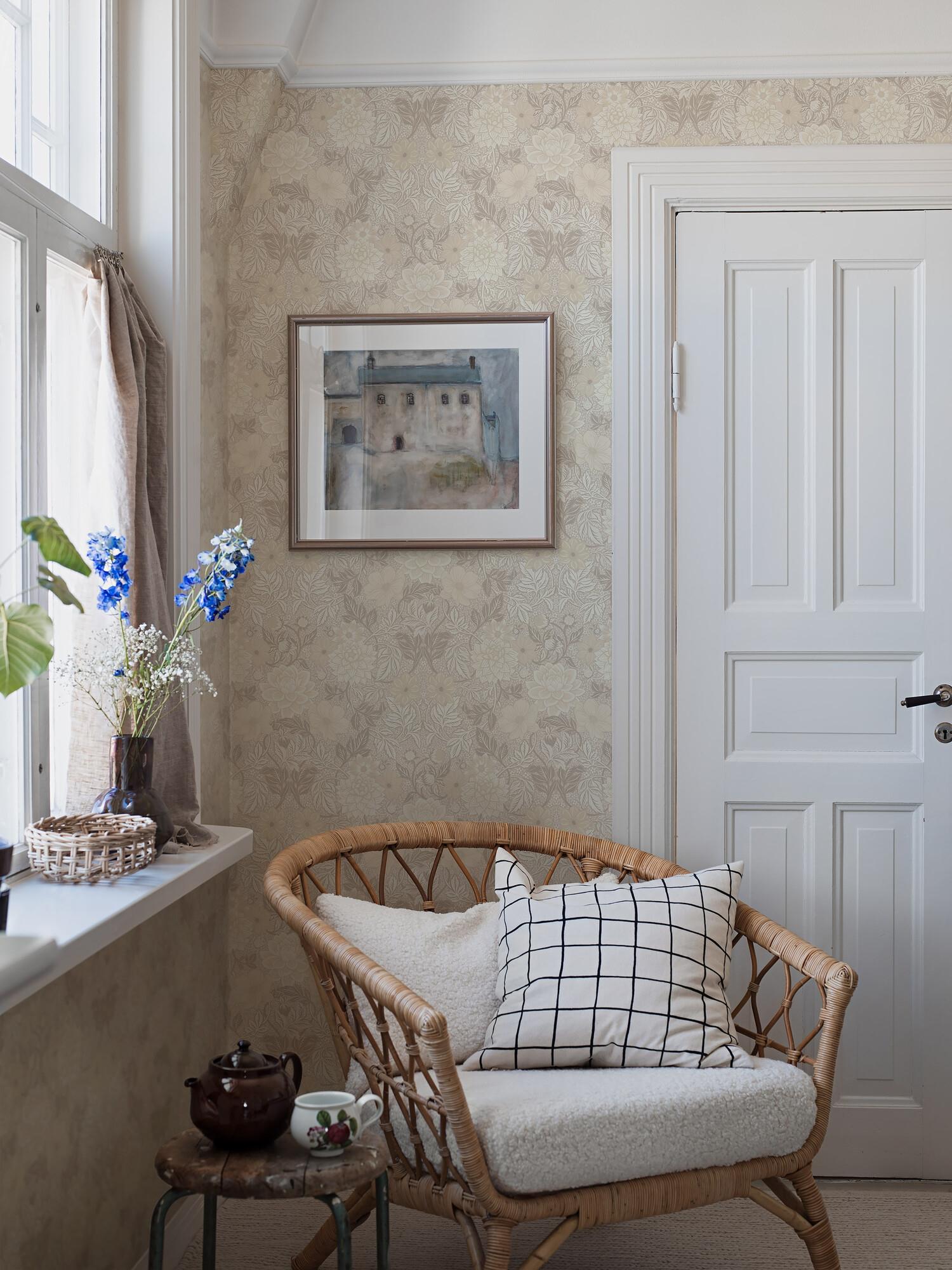 Dahlia Garden tapet med blommigt mönster i rosa. Från kollektionen Falsterbo III. Nonwoven-material med rak passning.