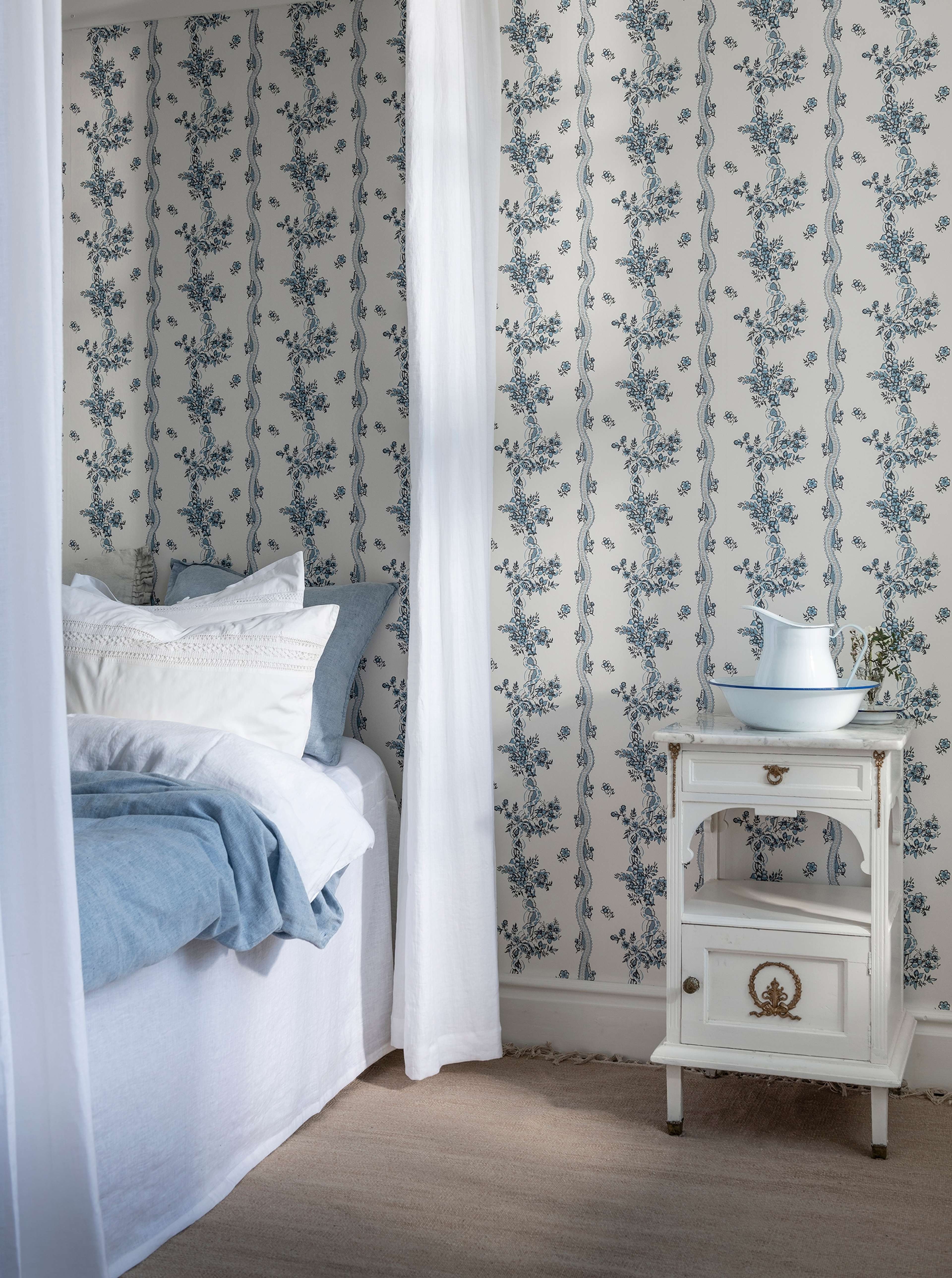 Hemmingbo, Blå tapet från duro med botaniskt mönster i blå. Från kollektionen Gammalsvenska QuickUp. Nonwoven-material med rak passning.​​​​‌﻿‍﻿​‍​‍‌‍﻿﻿‌﻿​‍‌‍‍‌‌‍‌﻿‌‍‍‌‌‍﻿‍​‍​‍​﻿‍‍​‍​‍‌﻿​﻿‌‍​‌‌‍﻿‍‌‍‍‌‌﻿‌​‌﻿‍‌​‍﻿‍‌‍‍‌‌‍﻿﻿​‍​‍​‍﻿​​‍​‍‌‍‍​‌﻿​‍‌‍‌‌‌‍‌‍​‍​‍​﻿‍‍​‍​‍‌‍‍​‌﻿‌​‌﻿‌​‌﻿​​‌﻿​﻿​﻿‍‍​‍﻿﻿​‍﻿﻿‌﻿‌﻿‌﻿‌﻿‌﻿‌﻿​‍﻿‍‌‍​﻿‌‍﻿﻿‌‍﻿​‌‍﻿﻿‌﻿​‍‌‍​‌‌‍﻿‌‌‍​‌​‍﻿‍‌﻿​﻿‌‍‌‌​‍﻿﻿‌﻿​﻿‌﻿‌​‌﻿‌‌‌‍‌​‌‍‍‌‌‍﻿﻿​‍﻿﻿‌‍‍‌‌‍﻿‍‌﻿‌​‌‍‌‌‌‍﻿‍‌﻿‌​​‍﻿﻿‌‍‌‌‌‍‌​‌‍‍‌‌﻿‌​​‍﻿﻿‌‍﻿‌‌‍﻿﻿‌‍‌​‌‍‌‌​﻿﻿‌‌﻿​​‌﻿​‍‌‍‌‌‌﻿​﻿‌‍‌‌‌‍﻿‍‌﻿‌​‌‍​‌‌﻿‌​‌‍‍‌‌‍﻿﻿‌‍﻿‍​﻿‍﻿‌‍‍‌‌‍‌​​﻿﻿‌‌‍‍‌‌‍﻿‌‌‍​‌‌‍‌﻿‌‍‌‌​‍﻿‌​﻿​‌​﻿‍​‌‍‌‍​﻿​​‌‍‌​​﻿​​​﻿‍​​﻿‌﻿‌‍‌​‌‍‌​‌‍​‍​﻿​﻿​﻿​‌​﻿‌​​﻿​​‌‍‌‌‌‍​﻿​﻿‌‌​﻿​﻿​﻿‍‌‌‍‌‌​﻿‍‌‌‍​‌​﻿‌​‌‍​‍‌‍‌‍​﻿‍​‌‍‌​‌‍​﻿​﻿‍‌​﻿​‍​﻿‌‍​﻿‍​‌‍​﻿​﻿‌‌​﻿‌﻿‌‍​﻿​﻿‌‌​﻿​‍‌‍‌‍​‍﻿‌​﻿​‌​﻿‌﻿​﻿‌‍​﻿​‌‌﻿‍​​﻿​‍​﻿​﻿​﻿‌‍​﻿​﻿​‍﻿‌‌‍‍‍‌﻿​​‌‍‌﻿​﻿‍﻿‌﻿‌​‌﻿‍‌‌﻿​​‌‍‌‌​﻿﻿‌‌﻿​﻿‌‍​‌‌‍﻿‍‌‍‍‌‌﻿‌​‌﻿‍‌​‍﻿‍‌‍‍‌‌‍﻿‌‌‍​‌‌‍‌﻿‌‍‌‌‌​​‌‌﻿​﻿‌﻿​﻿‌‍‌‌‌﻿‌​​﻿‍﻿‌﻿​​‌‍​‌‌﻿‌​‌‍‍​​﻿﻿‌‌‍​‌‌‍﻿​‌﻿‌​‌‌‌​‌‍‌‌‌﻿‍​‌﻿‌​​﻿﻿﻿‌‍​‍‌‍​‌‌﻿​﻿‌‍‌‌‌‌‌‌‌﻿​‍‌‍﻿​​﻿﻿‌‌‍‍​‌﻿‌​‌﻿‌​‌﻿​​‌﻿​﻿​‍‌‌​﻿​﻿‌​​‌​‍‌‌​﻿​‍‌​‌‍​‍‌‌​﻿​‍‌​‌‍‌﻿‌﻿‌﻿‌﻿‌﻿‌﻿​‍﻿‍‌‍​﻿‌‍﻿﻿‌‍﻿​‌‍﻿﻿‌﻿​‍‌‍​‌‌‍﻿‌‌‍​‌​‍﻿‍‌﻿​﻿‌‍‌‌​‍‌‌​﻿​‍‌​‌‍‌﻿​﻿‌﻿‌​‌﻿‌‌‌‍‌​‌‍‍‌‌‍﻿﻿​‍‌‍‌‍‍‌‌‍‌​​﻿﻿‌‌‍‍‌‌‍﻿‌‌‍​‌‌‍‌﻿‌‍‌‌​‍﻿‌​﻿​‌​﻿‍​‌‍‌‍​﻿​​‌‍‌​​﻿​​​﻿‍​​﻿‌﻿‌‍‌​‌‍‌​‌‍​‍​﻿​﻿​﻿​‌​﻿‌​​﻿​​‌‍‌‌‌‍​﻿​﻿‌‌​﻿​﻿​﻿‍‌‌‍‌‌​﻿‍‌‌‍​‌​﻿‌​‌‍​‍‌‍‌‍​﻿‍​‌‍‌​‌‍​﻿​﻿‍‌​﻿​‍​﻿‌‍​﻿‍​‌‍​﻿​﻿‌‌​﻿‌﻿‌‍​﻿​﻿‌‌​﻿​‍‌‍‌‍​‍﻿‌​﻿​‌​﻿‌﻿​﻿‌‍​﻿​‌‌﻿‍​​﻿​‍​﻿​﻿​﻿‌‍​﻿​﻿​‍﻿‌‌‍‍‍‌﻿​​‌‍‌﻿​‍‌‍‌﻿‌​‌﻿‍‌‌﻿​​‌‍‌‌​﻿﻿‌‌﻿​﻿‌‍​‌‌‍﻿‍‌‍‍‌‌﻿‌​‌﻿‍‌​‍﻿‍‌‍‍‌‌‍﻿‌‌‍​‌‌‍‌﻿‌‍‌‌‌​​‌‌﻿​﻿‌﻿​﻿‌‍‌‌‌﻿‌​​‍‌‍‌﻿​​‌‍​‌‌﻿‌​‌‍‍​​﻿﻿‌‌‍​‌‌‍﻿​‌﻿‌​‌‌‌​‌‍‌‌‌﻿‍​‌﻿‌​​‍‌‍‌﻿​​‌‍‌‌‌﻿​‍‌﻿​﻿‌﻿​​‌‍‌‌‌‍​﻿‌﻿‌​‌‍‍‌‌﻿‌‍‌‍‌‌​﻿﻿‌‌﻿​​‌﻿‌‌‌‍​‍‌‍﻿​‌‍‍‌‌﻿​﻿‌‍‍​‌‍‌‌‌‍‌​​‍​‍‌﻿﻿‌