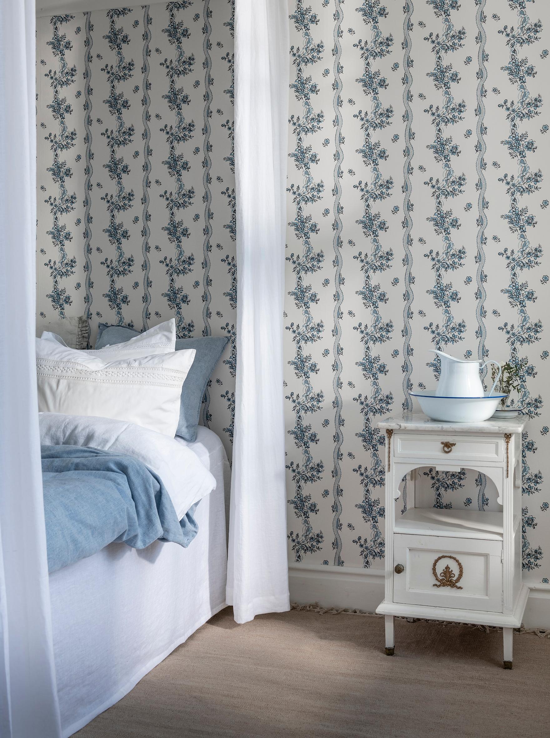 Hemmingbo, Blå tapet från duro med botaniskt mönster i blå. Från kollektionen Gammalsvenska QuickUp. Nonwoven-material med rak passning.