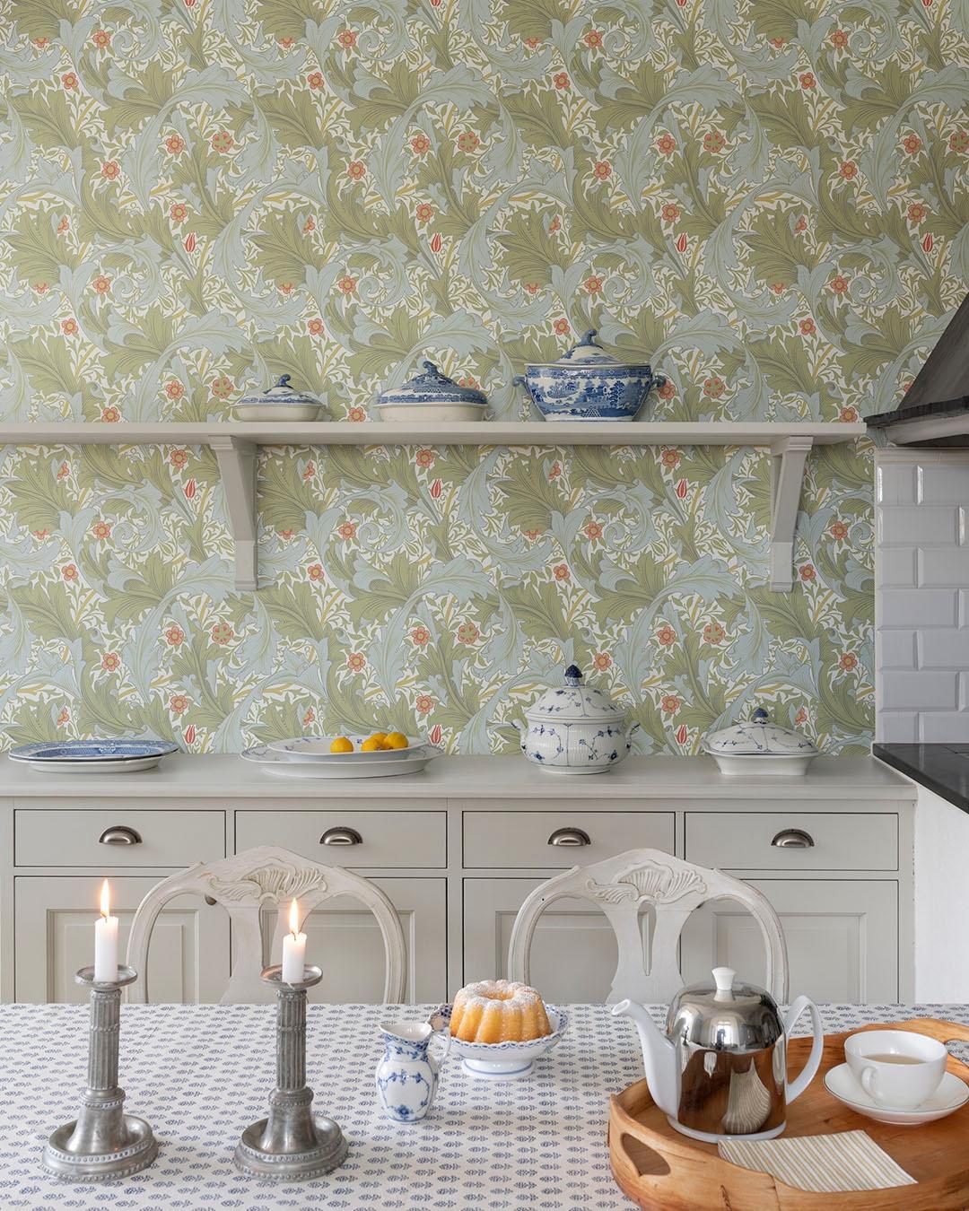 Granville, vit tapet tapet från Midbec med botaniskt, blommigt mönster i vit. Från kollektionen Hidden Treasures vol 1. Nonwoven-material med rak passning.