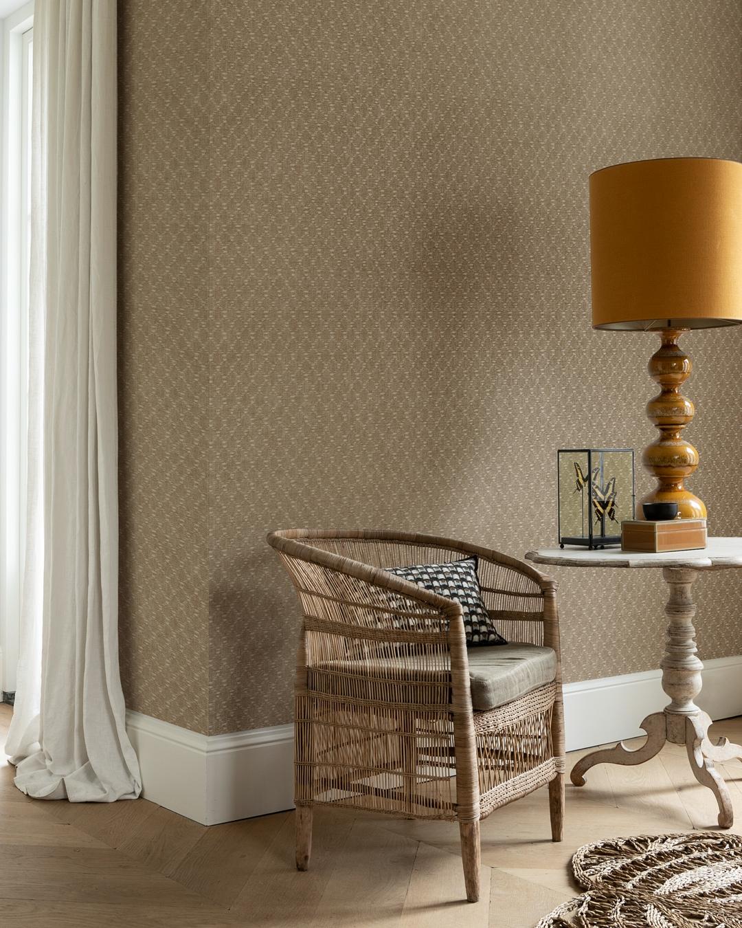 Ikat Textile tapet med rutigt mönster i beige. Från kollektionen Tahiti. Nonwoven-material med rak passning. Vintage-stil. Passar i vardagsrum, matsal och hall.