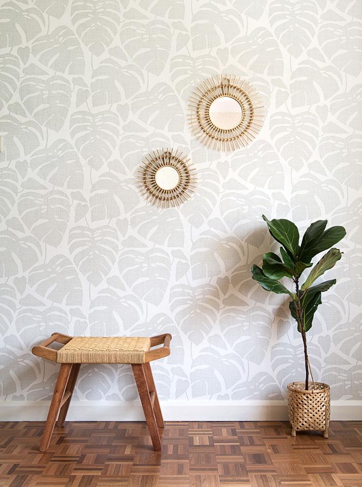 Guatemala tapet med botaniskt mönster i grå. Från kollektionen signature. Nonwoven-material med rak passning. Vintage-stil.