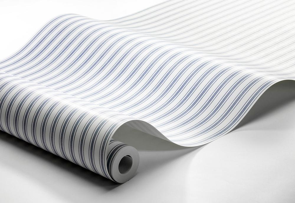 Aspö Stripe tapet från Boråstapeter med randigt mönster i blå. Från kollektionen Marstrand II. Nonwoven-material. Passar i vardagsrum, matsal och arbetsrum.