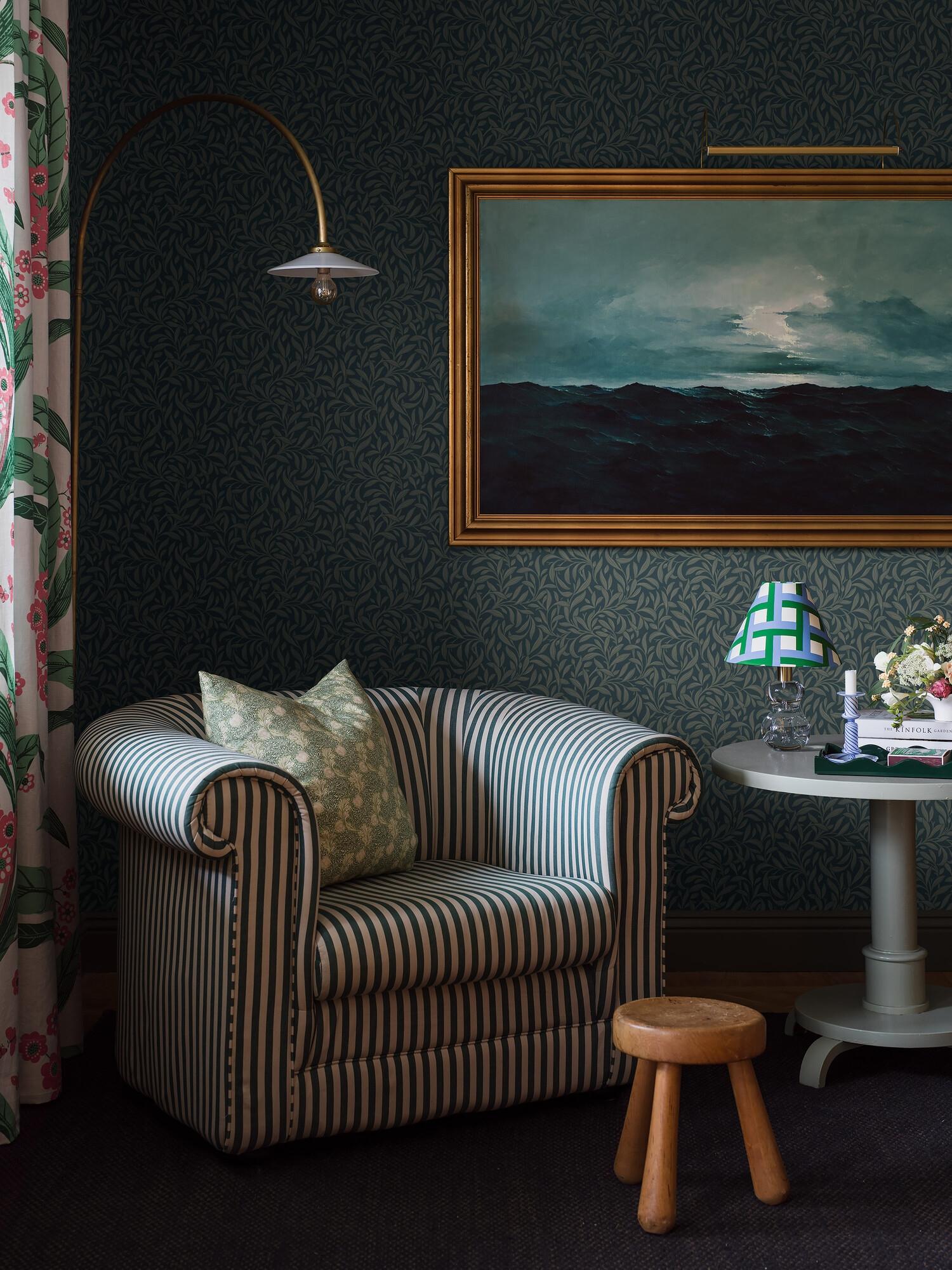 Vintergröna tapet med botaniskt mönster i blå. Från kollektionen New Heritage. Nonwoven-material med rak passning.