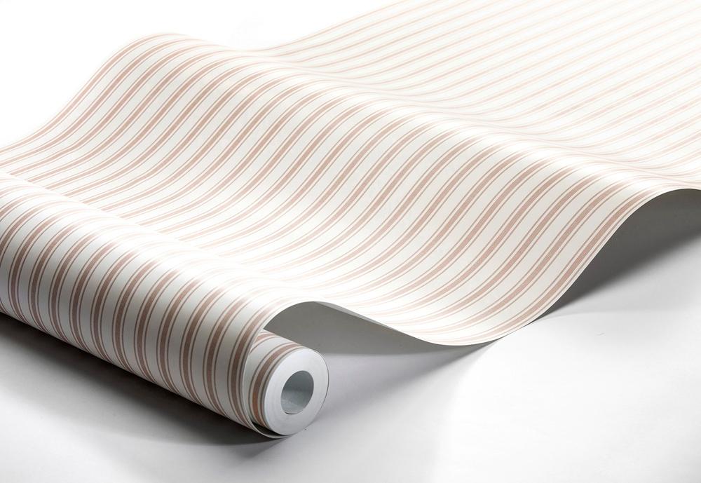 Aspö Stripe tapet från Boråstapeter med randigt mönster i röd. Från kollektionen Marstrand II. Nonwoven-material. Passar i vardagsrum, matsal och arbetsrum.