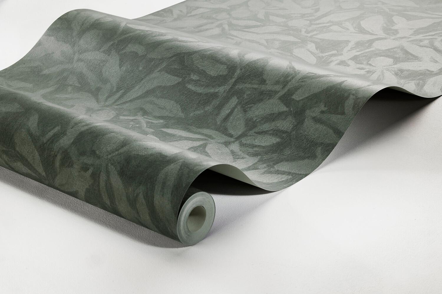 Skogsparken tapet med botaniskt mönster i grön. Från kollektionen Alla Tiders Hus. Nonwoven-material med förskjuten passning. Passar i vardagsrum, matsal och kök.