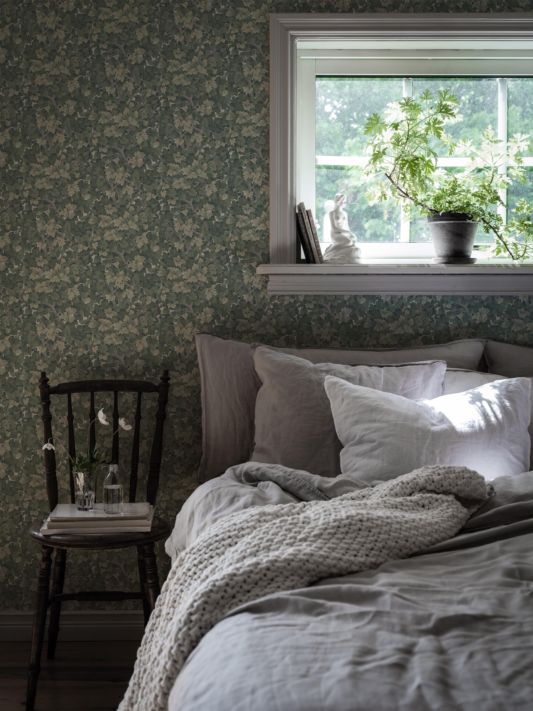 Lilla Dockekulla Grön tapet med botaniskt mönster i grön. Från kollektionen Gammalsvenska klassiker 1850–1950. Nonwoven-material med rak passning.