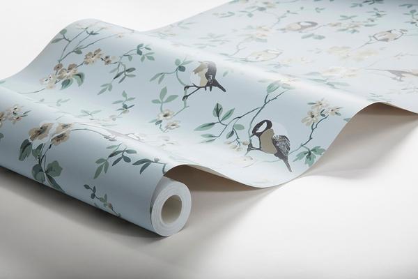 Falsterbo Birds tapet från Boråstapeter med botaniskt mönster i blå. Från kollektionen Falsterbo III. Nonwoven-material med rak passning.