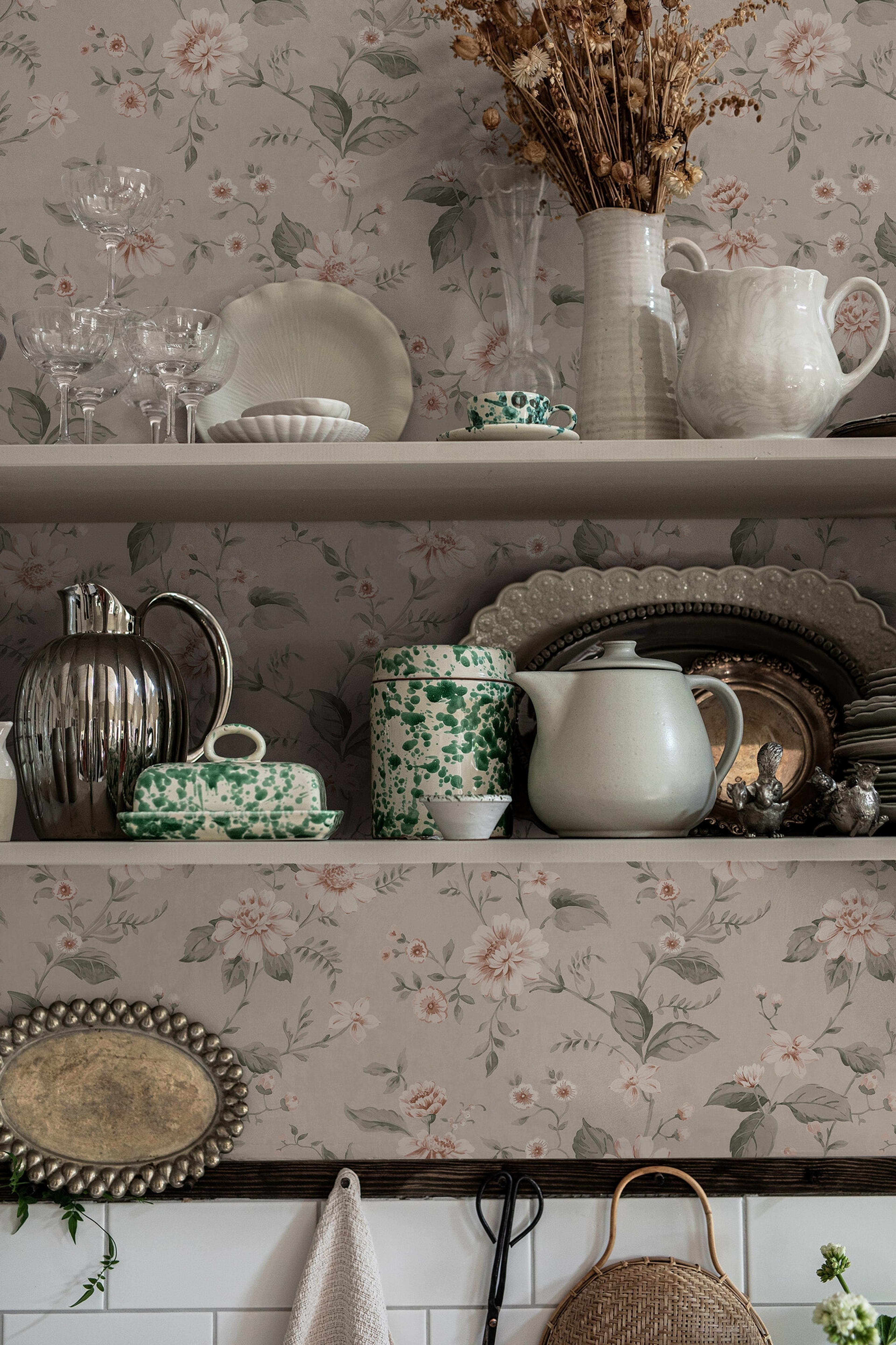 Laura´s Cottage aprikosbeige botten tapet med blommigt mönster i rosa. Från kollektionen Cottage Garden. Nonwoven-material med rak passning. Passar i vardagsrum, matsal och hall.​​​​‌﻿‍﻿​‍​‍‌‍﻿﻿‌﻿​‍‌‍‍‌‌‍‌﻿‌‍‍‌‌‍﻿‍​‍​‍​﻿‍‍​‍​‍‌﻿​﻿‌‍​‌‌‍﻿‍‌‍‍‌‌﻿‌​‌﻿‍‌​‍﻿‍‌‍‍‌‌‍﻿﻿​‍​‍​‍﻿​​‍​‍‌‍‍​‌﻿​‍‌‍‌‌‌‍‌‍​‍​‍​﻿‍‍​‍​‍‌‍‍​‌﻿‌​‌﻿‌​‌﻿​​‌﻿​﻿​﻿‍‍​‍﻿﻿​‍﻿﻿‌﻿‌﻿‌﻿‌﻿‌﻿‌﻿​‍﻿‍‌‍​﻿‌‍﻿﻿‌‍﻿​‌‍﻿﻿‌﻿​‍‌‍​‌‌‍﻿‌‌‍​‌​‍﻿‍‌﻿​﻿‌‍‌‌​‍﻿﻿‌﻿​﻿‌﻿‌​‌﻿‌‌‌‍‌​‌‍‍‌‌‍﻿﻿​‍﻿﻿‌‍‍‌‌‍﻿‍‌﻿‌​‌‍‌‌‌‍﻿‍‌﻿‌​​‍﻿﻿‌‍‌‌‌‍‌​‌‍‍‌‌﻿‌​​‍﻿﻿‌‍﻿‌‌‍﻿﻿‌‍‌​‌‍‌‌​﻿﻿‌‌﻿​​‌﻿​‍‌‍‌‌‌﻿​﻿‌‍‌‌‌‍﻿‍‌﻿‌​‌‍​‌‌﻿‌​‌‍‍‌‌‍﻿﻿‌‍﻿‍​﻿‍﻿‌‍‍‌‌‍‌​​﻿﻿‌‌‍‍‌‌‍﻿‌‌‍​‌‌‍‌﻿‌‍‌‌​‍﻿‌​﻿​‌‌‍​‌‌‍‌‍‌‍‌​​﻿‌‌​﻿‍​​﻿‌‍‌‍​‍‌‍​‌​﻿‍‌​﻿‍​​﻿‌‍​﻿​‍​﻿‌​‌‍​‌‌‍‌‍‌‍​﻿​﻿​‌‌‍​‍​﻿‌‌‌‍‌‍​﻿​‍‌‍​‍‌‍​﻿‌‍​‍‌‍​‍‌‍‌‍​﻿‍‌​﻿‌‍‌‍​﻿​﻿‌﻿​﻿‍​​﻿​‍​﻿‌​‌‍‌‍​﻿‍‌‌‍​‌‌‍​﻿‌‍‌​​﻿‌​​‍﻿‌​﻿​‌​﻿​﻿​﻿​﻿​﻿​﻿‌﻿‍​​﻿​‍​﻿​​​﻿​​​﻿​​​‍﻿‌‌‍‍‍‌﻿​​‌‍‌﻿​﻿‍﻿‌﻿‌​‌﻿‍‌‌﻿​​‌‍‌‌​﻿﻿‌‌﻿​﻿‌‍​‌‌‍﻿‍‌‍‍‌‌﻿‌​‌﻿‍‌​‍﻿‍‌‍‍‌‌‍﻿‌‌‍​‌‌‍‌﻿‌‍‌‌‌​​‌‌﻿​﻿‌﻿​﻿‌‍‌‌‌﻿‌​​﻿‍﻿‌﻿​​‌‍​‌‌﻿‌​‌‍‍​​﻿﻿‌‌‍​‌‌‍﻿​‌﻿‌​‌‌‌​‌‍‌‌‌﻿‍​‌﻿‌​​﻿﻿﻿‌‍​‍‌‍​‌‌﻿​﻿‌‍‌‌‌‌‌‌‌﻿​‍‌‍﻿​​﻿﻿‌‌‍‍​‌﻿‌​‌﻿‌​‌﻿​​‌﻿​﻿​‍‌‌​﻿​﻿‌​​‌​‍‌‌​﻿​‍‌​‌‍​‍‌‌​﻿​‍‌​‌‍‌﻿‌﻿‌﻿‌﻿‌﻿‌﻿​‍﻿‍‌‍​﻿‌‍﻿﻿‌‍﻿​‌‍﻿﻿‌﻿​‍‌‍​‌‌‍﻿‌‌‍​‌​‍﻿‍‌﻿​﻿‌‍‌‌​‍‌‌​﻿​‍‌​‌‍‌﻿​﻿‌﻿‌​‌﻿‌‌‌‍‌​‌‍‍‌‌‍﻿﻿​‍‌‍‌‍‍‌‌‍‌​​﻿﻿‌‌‍‍‌‌‍﻿‌‌‍​‌‌‍‌﻿‌‍‌‌​‍﻿‌​﻿​‌‌‍​‌‌‍‌‍‌‍‌​​﻿‌‌​﻿‍​​﻿‌‍‌‍​‍‌‍​‌​﻿‍‌​﻿‍​​﻿‌‍​﻿​‍​﻿‌​‌‍​‌‌‍‌‍‌‍​﻿​﻿​‌‌‍​‍​﻿‌‌‌‍‌‍​﻿​‍‌‍​‍‌‍​﻿‌‍​‍‌‍​‍‌‍‌‍​﻿‍‌​﻿‌‍‌‍​﻿​﻿‌﻿​﻿‍​​﻿​‍​﻿‌​‌‍‌‍​﻿‍‌‌‍​‌‌‍​﻿‌‍‌​​﻿‌​​‍﻿‌​﻿​‌​﻿​﻿​﻿​﻿​﻿​﻿‌﻿‍​​﻿​‍​﻿​​​﻿​​​﻿​​​‍﻿‌‌‍‍‍‌﻿​​‌‍‌﻿​‍‌‍‌﻿‌​‌﻿‍‌‌﻿​​‌‍‌‌​﻿﻿‌‌﻿​﻿‌‍​‌‌‍﻿‍‌‍‍‌‌﻿‌​‌﻿‍‌​‍﻿‍‌‍‍‌‌‍﻿‌‌‍​‌‌‍‌﻿‌‍‌‌‌​​‌‌﻿​﻿‌﻿​﻿‌‍‌‌‌﻿‌​​‍‌‍‌﻿​​‌‍​‌‌﻿‌​‌‍‍​​﻿﻿‌‌‍​‌‌‍﻿​‌﻿‌​‌‌‌​‌‍‌‌‌﻿‍​‌﻿‌​​‍‌‍‌﻿​​‌‍‌‌‌﻿​‍‌﻿​﻿‌﻿​​‌‍‌‌‌‍​﻿‌﻿‌​‌‍‍‌‌﻿‌‍‌‍‌‌​﻿﻿‌‌﻿​​‌﻿‌‌‌‍​‍‌‍﻿​‌‍‍‌‌﻿​﻿‌‍‍​‌‍‌‌‌‍‌​​‍​‍‌﻿﻿‌