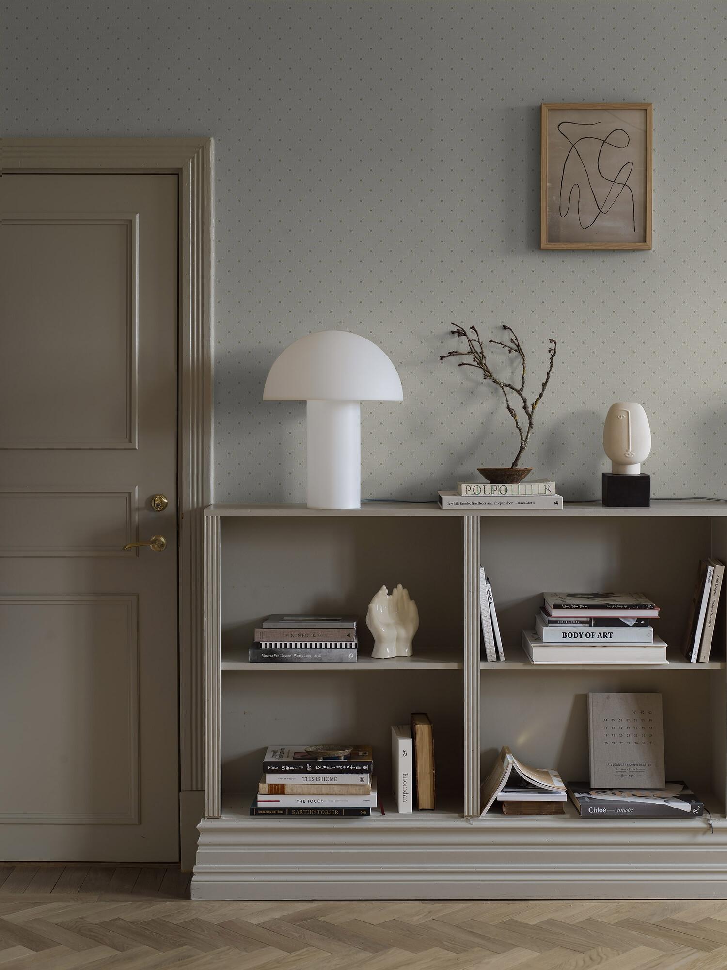 Golden Trellis beige rutmönster tapet med rutigt, trellis mönster i beige. Från kollektionen Treasured. Nonwoven-material med rak passning. Passar i kök, hall och arbetsrum.