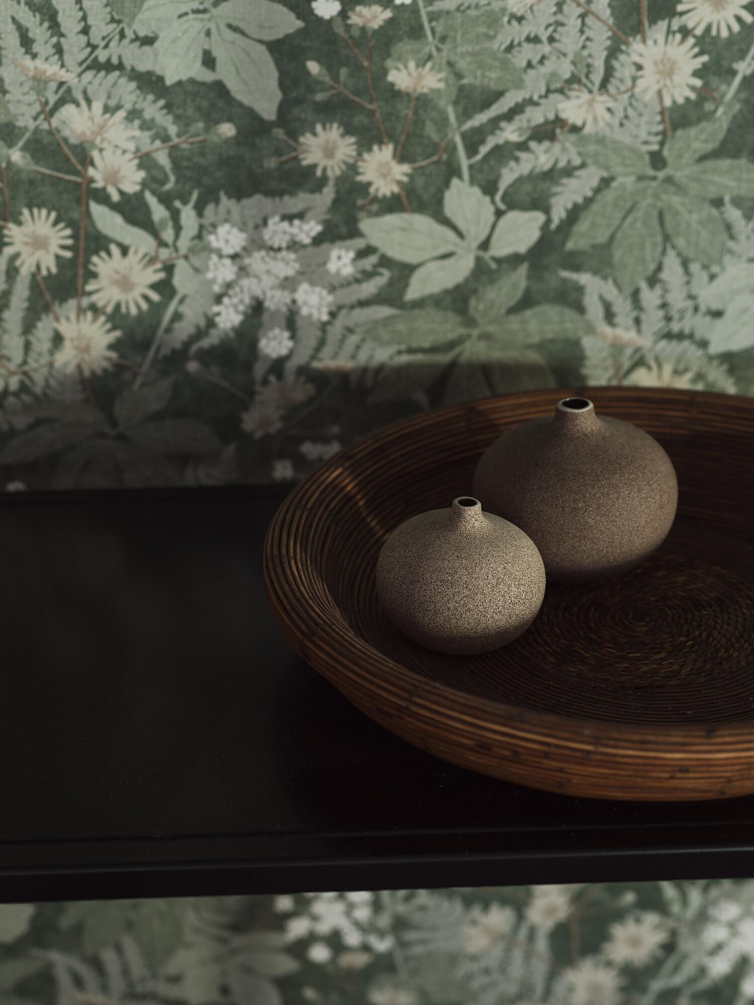 Lindskog tapet med botaniskt mönster i grön. Från kollektionen Essens. Nonwoven-material med rak passning. Passar i vardagsrum, matsal och kök.