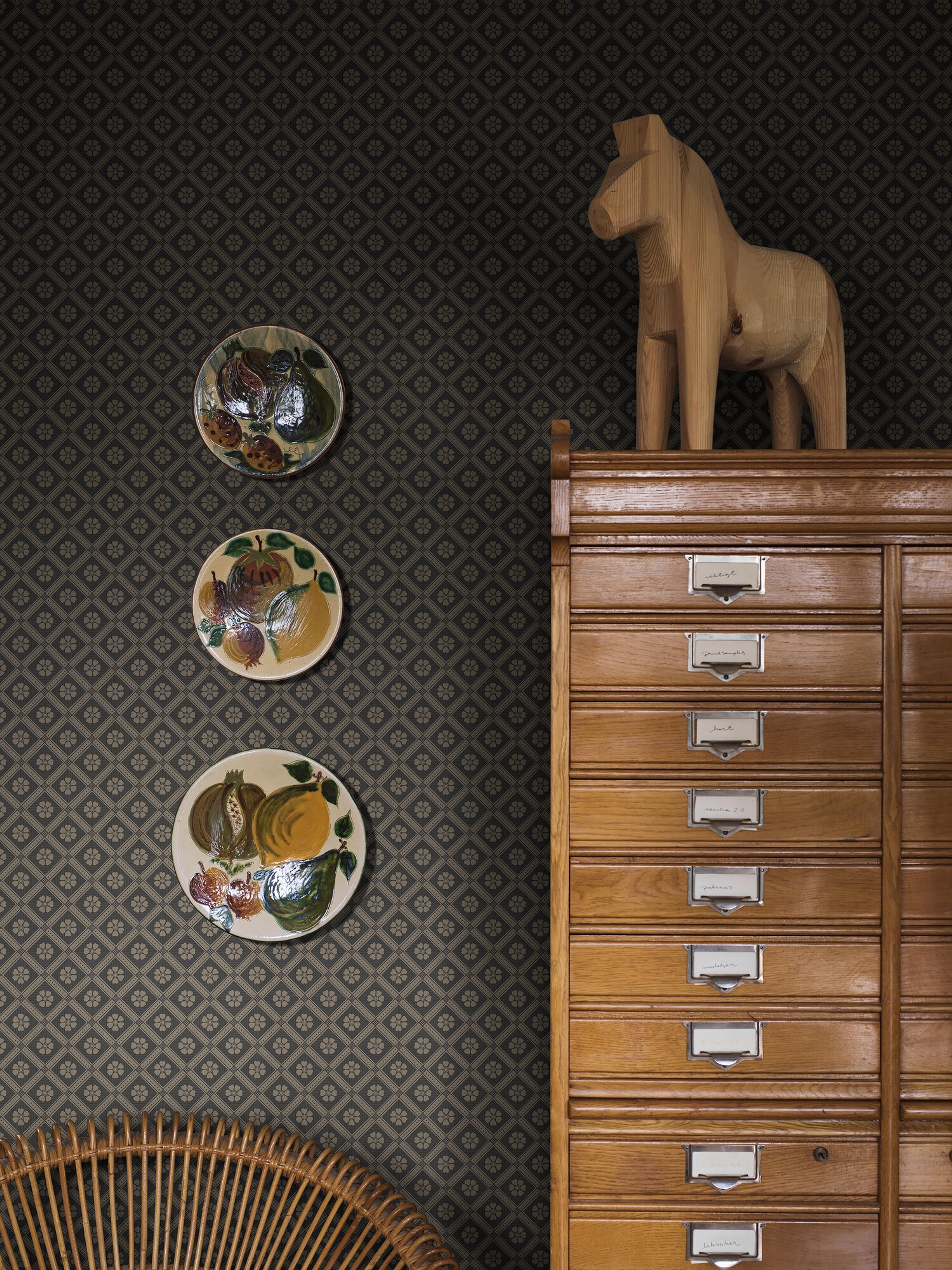 Love tapet med trellis mönster i svart och beige. Från kollektionen New Heritage. Nonwoven-material med rak passning. Passar i matsal, kök och hall.