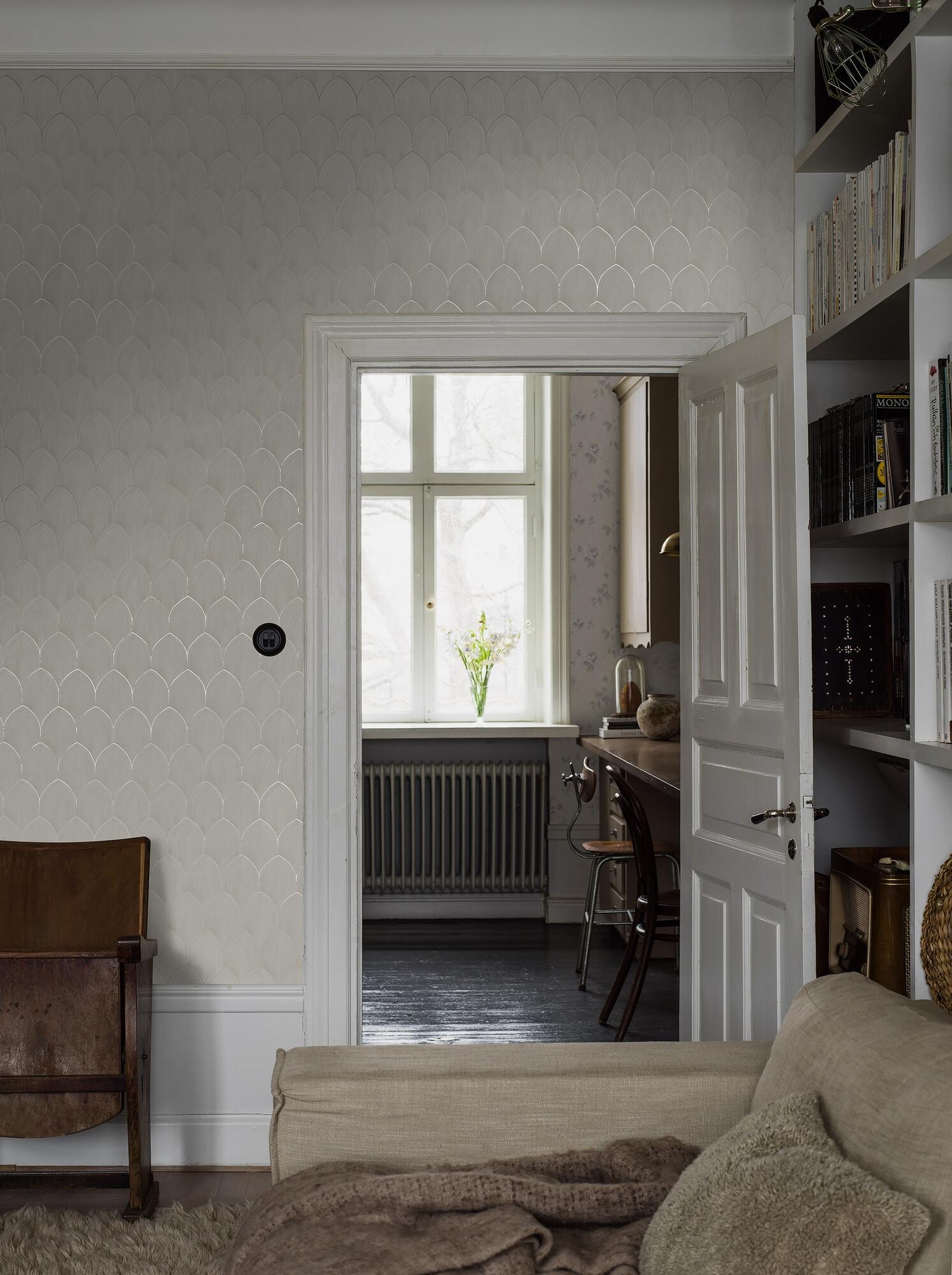 Golden Arches tapet tapet med geometriskt mönster i vit. Från kollektionen Dreamy Escape. Nonwoven-material med rak passning. Passar i vardagsrum och matsal.