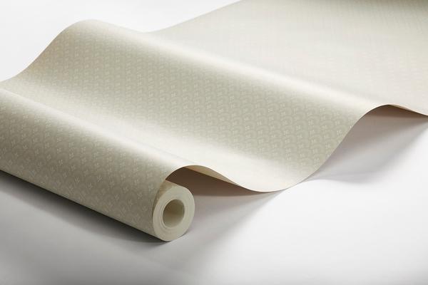 Daisy småmönstrad, gyllenbeige tapet från Boråstapeter med blommigt mönster i vit. Från kollektionen Falsterbo III. Nonwoven-material med rak passning.