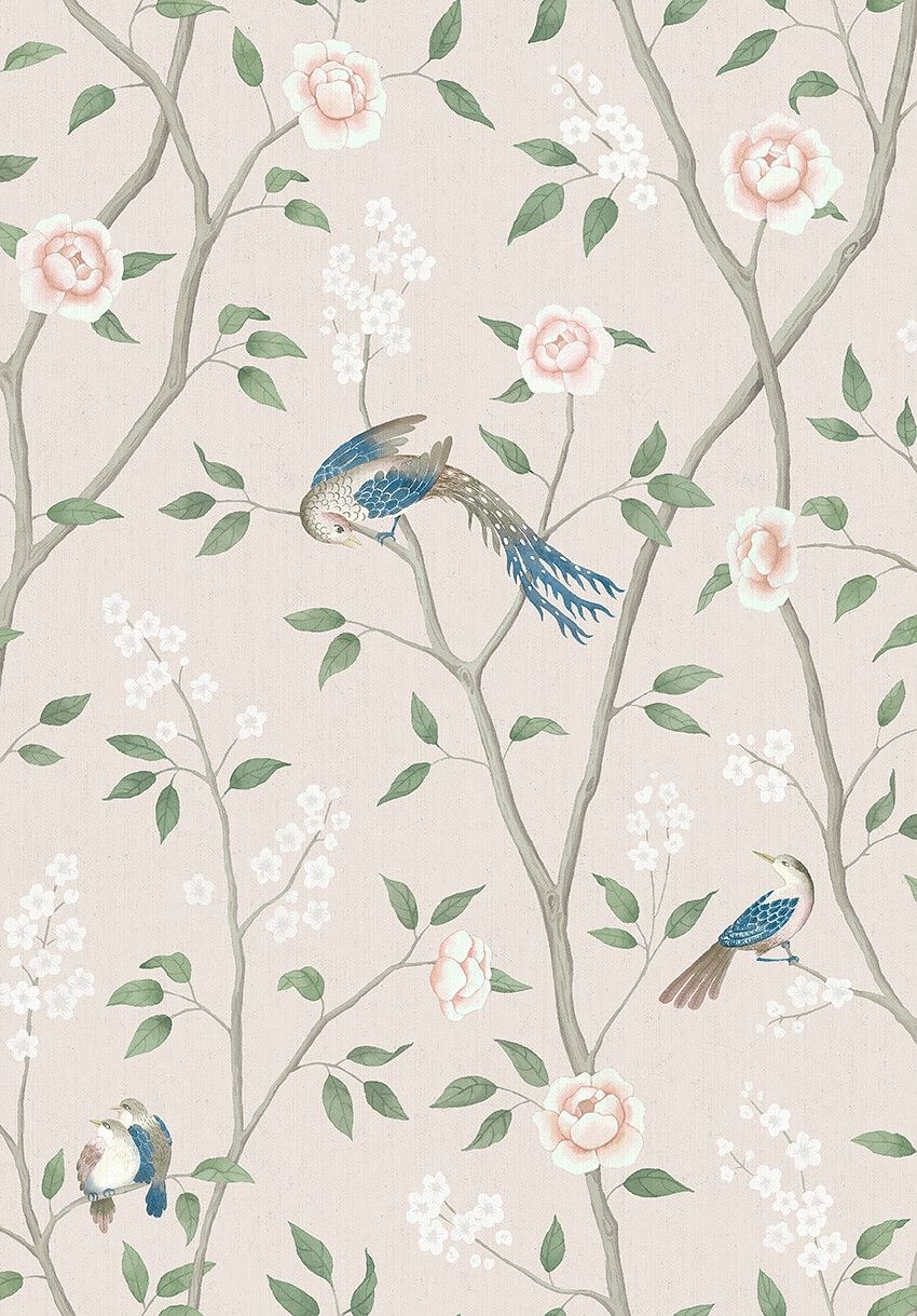 Paradise Birds tapet tapet med djur, blommigt mönster i beige. Från kollektionen Dreamy Escape. Nonwoven-material med förskjuten passning. Passar i vardagsrum och matsal.