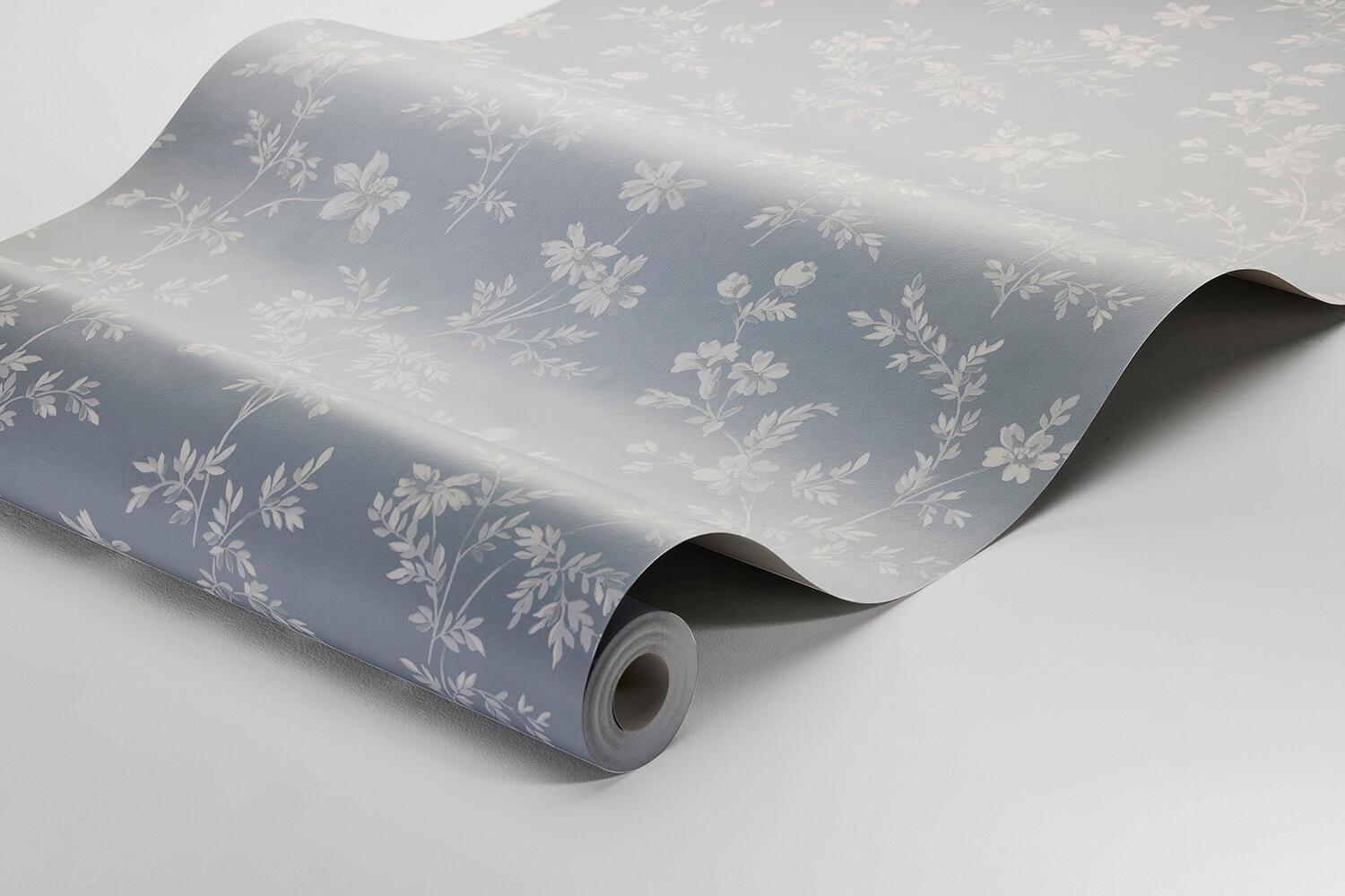 Ängsblomma tapet med blommigt mönster i vit och blå. Från kollektionen timeless traditions. Nonwoven-material med rak passning. Country, city-stil.