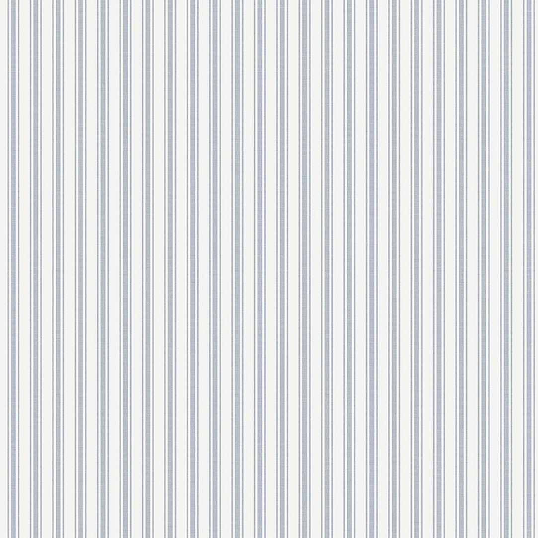 Aspö Stripe tapet från Boråstapeter med randigt mönster i blå. Från kollektionen Marstrand II. Nonwoven-material. Passar i vardagsrum, matsal och arbetsrum.