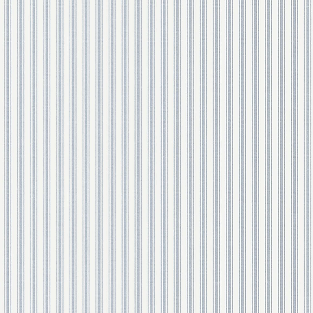 Aspö Stripe tapet från Boråstapeter med randigt mönster i blå. Från kollektionen Marstrand II. Nonwoven-material. Passar i vardagsrum, matsal och arbetsrum.