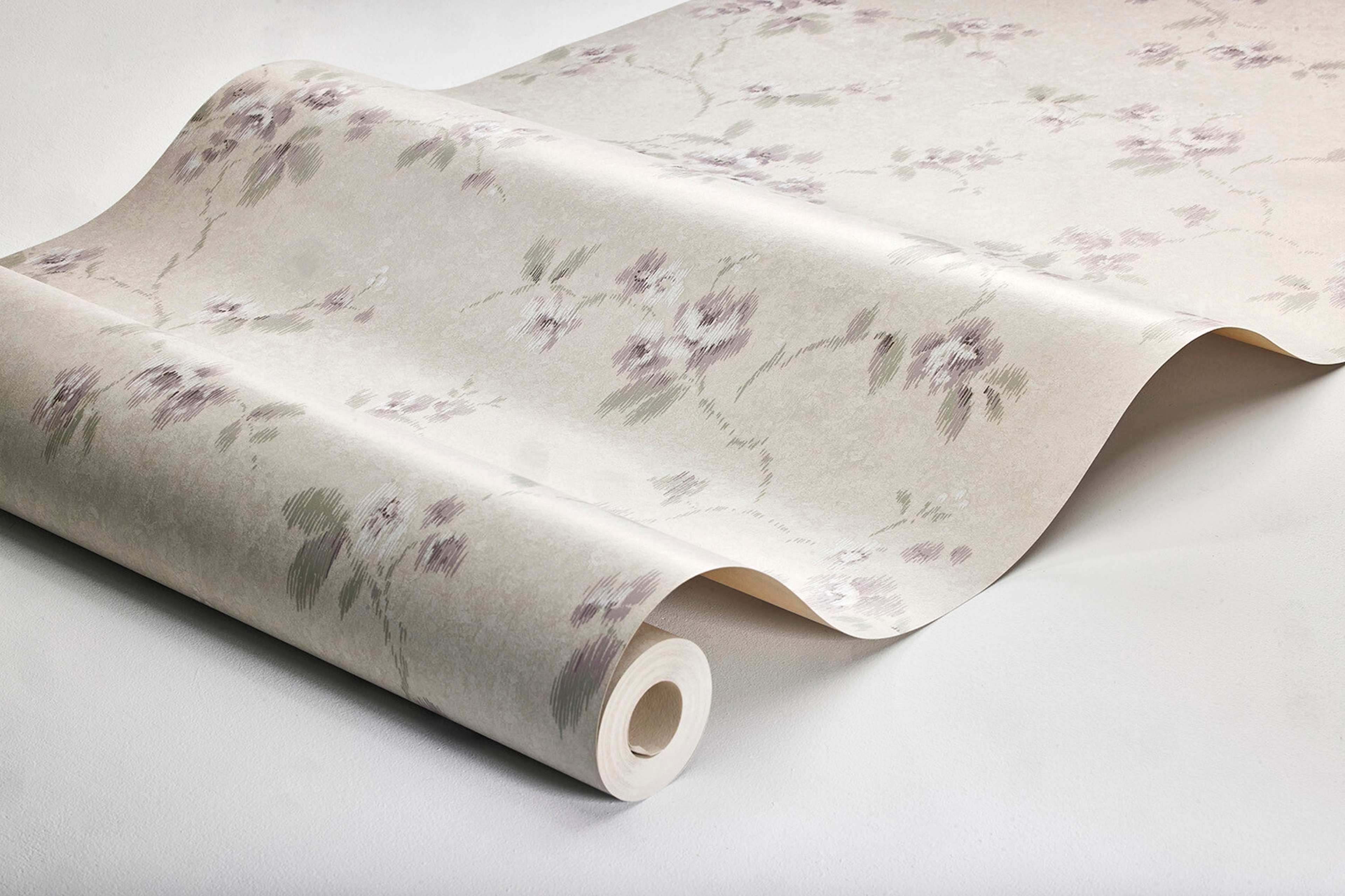 Vintage Rose tapet tapet med blommigt mönster i beige. Från kollektionen Dreamy Escape. Nonwoven-material med förskjuten passning. Passar i vardagsrum och matsal.