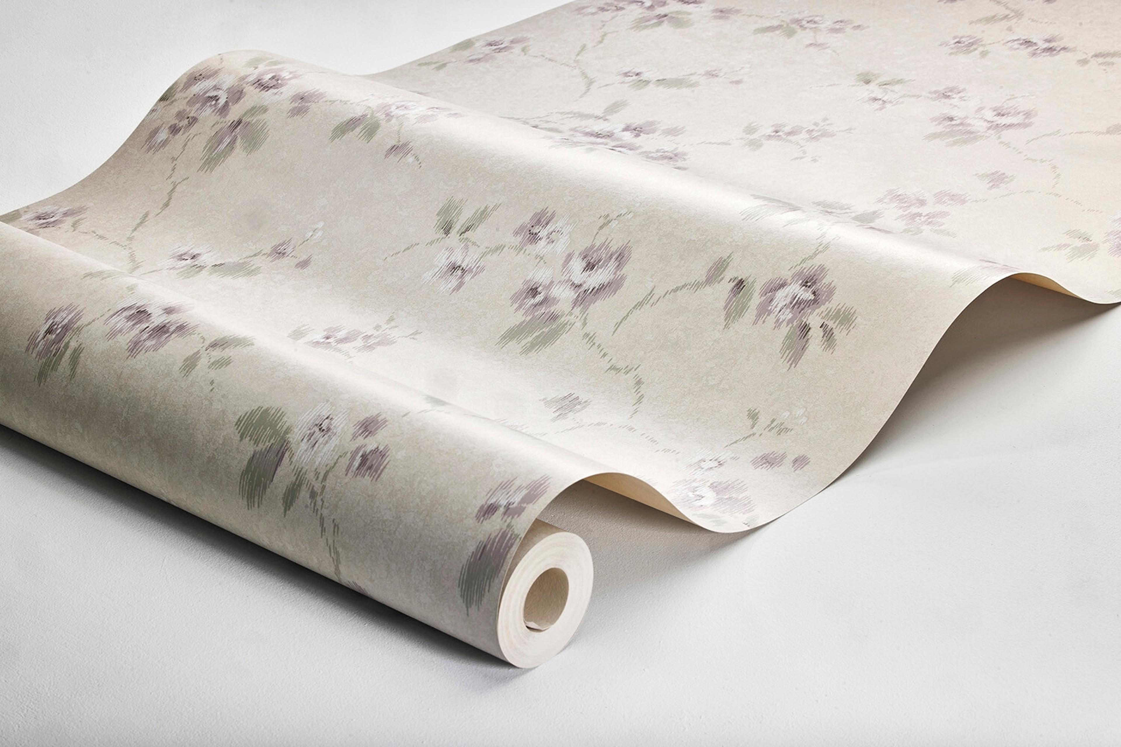 Vintage Rose tapet tapet med blommigt mönster i beige. Från kollektionen Dreamy Escape. Nonwoven-material med förskjuten passning. Passar i vardagsrum och matsal.