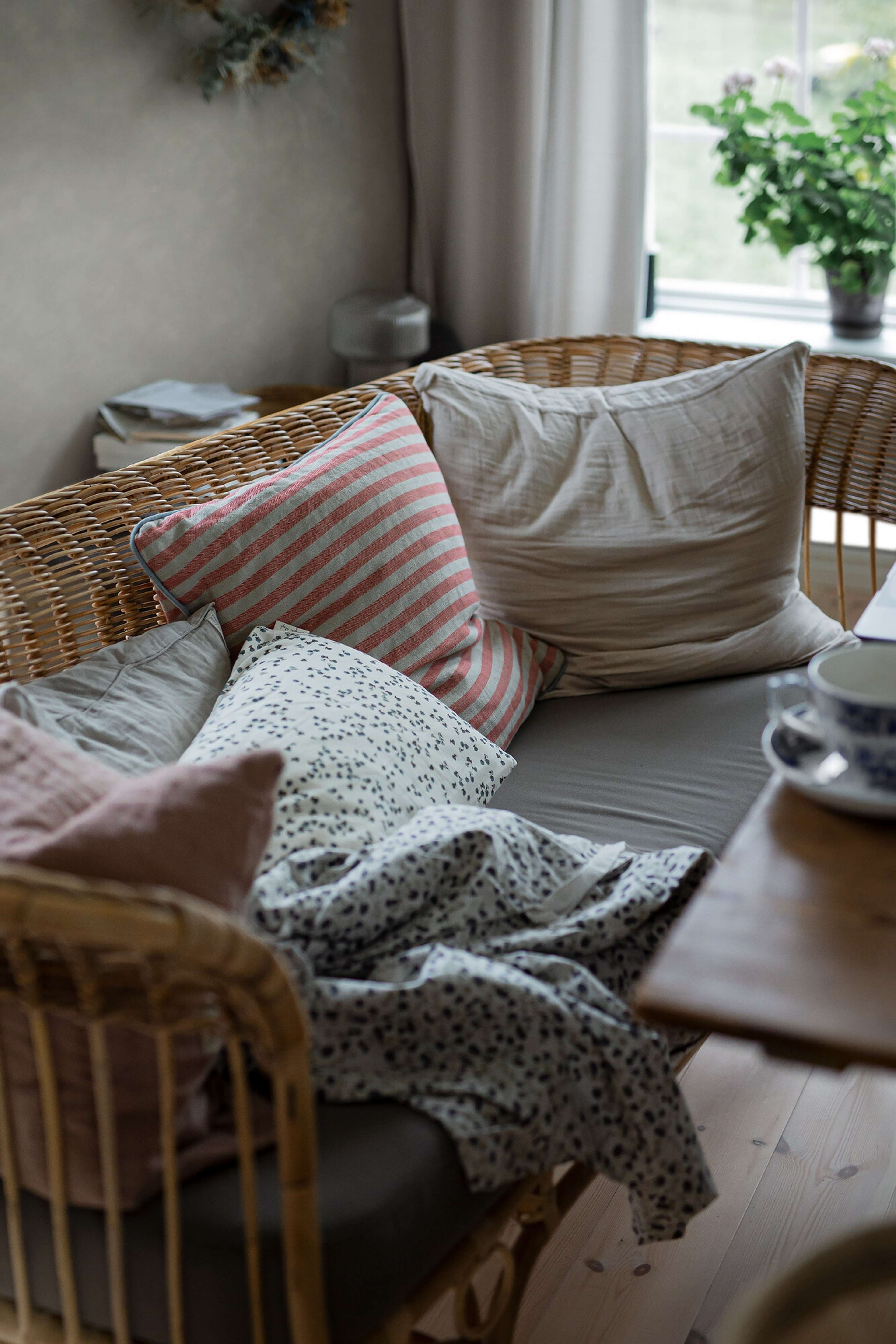 Painter´s Wall grågrön ton tapet enfärgad i grön. Från kollektionen Chalk, Cottage Garden. Nonwoven-material.​​​​‌﻿‍﻿​‍​‍‌‍﻿﻿‌﻿​‍‌‍‍‌‌‍‌﻿‌‍‍‌‌‍﻿‍​‍​‍​﻿‍‍​‍​‍‌﻿​﻿‌‍​‌‌‍﻿‍‌‍‍‌‌﻿‌​‌﻿‍‌​‍﻿‍‌‍‍‌‌‍﻿﻿​‍​‍​‍﻿​​‍​‍‌‍‍​‌﻿​‍‌‍‌‌‌‍‌‍​‍​‍​﻿‍‍​‍​‍‌‍‍​‌﻿‌​‌﻿‌​‌﻿​​‌﻿​﻿​﻿‍‍​‍﻿﻿​‍﻿﻿‌﻿‌﻿‌﻿‌﻿‌﻿‌﻿​‍﻿‍‌‍​﻿‌‍﻿﻿‌‍﻿​‌‍﻿﻿‌﻿​‍‌‍​‌‌‍﻿‌‌‍​‌​‍﻿‍‌﻿​﻿‌‍‌‌​‍﻿﻿‌﻿​﻿‌﻿‌​‌﻿‌‌‌‍‌​‌‍‍‌‌‍﻿﻿​‍﻿﻿‌‍‍‌‌‍﻿‍‌﻿‌​‌‍‌‌‌‍﻿‍‌﻿‌​​‍﻿﻿‌‍‌‌‌‍‌​‌‍‍‌‌﻿‌​​‍﻿﻿‌‍﻿‌‌‍﻿﻿‌‍‌​‌‍‌‌​﻿﻿‌‌﻿​​‌﻿​‍‌‍‌‌‌﻿​﻿‌‍‌‌‌‍﻿‍‌﻿‌​‌‍​‌‌﻿‌​‌‍‍‌‌‍﻿﻿‌‍﻿‍​﻿‍﻿‌‍‍‌‌‍‌​​﻿﻿‌‌‍‍‌‌‍﻿‌‌‍​‌‌‍‌﻿‌‍‌‌​‍﻿‌​﻿​‌‌‍‌‍​﻿‌‌​﻿‌‍​﻿‍​‌‍‌‌​﻿‍‌​﻿​​‌‍​‌​﻿‌‌​﻿​​‌‍​‌​﻿‌﻿‌‍‌​‌‍‌​​﻿‌‍​﻿‌﻿‌‍‌‌​﻿‍‌​﻿​‌​﻿‌‍​﻿​​​﻿‌‍​﻿‌​​﻿​​​﻿‌‌‌‍​‍​﻿‍​​﻿‌​‌‍‌‌‌‍​‌​﻿‍​‌‍‌​​﻿​﻿​﻿​​​﻿‍‌​﻿‌﻿​﻿​​‌‍‌‍​﻿‌‌​‍﻿‌​﻿​‌​﻿​﻿​﻿​﻿​﻿​﻿‌﻿‍​​﻿​‍​﻿​​​﻿​​​﻿​​​‍﻿‌‌‍‍‍‌﻿​​‌‍‌﻿​﻿‍﻿‌﻿‌​‌﻿‍‌‌﻿​​‌‍‌‌​﻿﻿‌‌﻿​﻿‌‍​‌‌‍﻿‍‌‍‍‌‌﻿‌​‌﻿‍‌​‍﻿‍‌‍‍‌‌‍﻿‌‌‍​‌‌‍‌﻿‌‍‌‌‌​​‌‌﻿​﻿‌﻿​﻿‌‍‌‌‌﻿‌​​﻿‍﻿‌﻿​​‌‍​‌‌﻿‌​‌‍‍​​﻿﻿‌‌‍​‌‌‍﻿​‌﻿‌​‌‌‌​‌‍‌‌‌﻿‍​‌﻿‌​​﻿﻿﻿‌‍​‍‌‍​‌‌﻿​﻿‌‍‌‌‌‌‌‌‌﻿​‍‌‍﻿​​﻿﻿‌‌‍‍​‌﻿‌​‌﻿‌​‌﻿​​‌﻿​﻿​‍‌‌​﻿​﻿‌​​‌​‍‌‌​﻿​‍‌​‌‍​‍‌‌​﻿​‍‌​‌‍‌﻿‌﻿‌﻿‌﻿‌﻿‌﻿​‍﻿‍‌‍​﻿‌‍﻿﻿‌‍﻿​‌‍﻿﻿‌﻿​‍‌‍​‌‌‍﻿‌‌‍​‌​‍﻿‍‌﻿​﻿‌‍‌‌​‍‌‌​﻿​‍‌​‌‍‌﻿​﻿‌﻿‌​‌﻿‌‌‌‍‌​‌‍‍‌‌‍﻿﻿​‍‌‍‌‍‍‌‌‍‌​​﻿﻿‌‌‍‍‌‌‍﻿‌‌‍​‌‌‍‌﻿‌‍‌‌​‍﻿‌​﻿​‌‌‍‌‍​﻿‌‌​﻿‌‍​﻿‍​‌‍‌‌​﻿‍‌​﻿​​‌‍​‌​﻿‌‌​﻿​​‌‍​‌​﻿‌﻿‌‍‌​‌‍‌​​﻿‌‍​﻿‌﻿‌‍‌‌​﻿‍‌​﻿​‌​﻿‌‍​﻿​​​﻿‌‍​﻿‌​​﻿​​​﻿‌‌‌‍​‍​﻿‍​​﻿‌​‌‍‌‌‌‍​‌​﻿‍​‌‍‌​​﻿​﻿​﻿​​​﻿‍‌​﻿‌﻿​﻿​​‌‍‌‍​﻿‌‌​‍﻿‌​﻿​‌​﻿​﻿​﻿​﻿​﻿​﻿‌﻿‍​​﻿​‍​﻿​​​﻿​​​﻿​​​‍﻿‌‌‍‍‍‌﻿​​‌‍‌﻿​‍‌‍‌﻿‌​‌﻿‍‌‌﻿​​‌‍‌‌​﻿﻿‌‌﻿​﻿‌‍​‌‌‍﻿‍‌‍‍‌‌﻿‌​‌﻿‍‌​‍﻿‍‌‍‍‌‌‍﻿‌‌‍​‌‌‍‌﻿‌‍‌‌‌​​‌‌﻿​﻿‌﻿​﻿‌‍‌‌‌﻿‌​​‍‌‍‌﻿​​‌‍​‌‌﻿‌​‌‍‍​​﻿﻿‌‌‍​‌‌‍﻿​‌﻿‌​‌‌‌​‌‍‌‌‌﻿‍​‌﻿‌​​‍‌‍‌﻿​​‌‍‌‌‌﻿​‍‌﻿​﻿‌﻿​​‌‍‌‌‌‍​﻿‌﻿‌​‌‍‍‌‌﻿‌‍‌‍‌‌​﻿﻿‌‌﻿​​‌﻿‌‌‌‍​‍‌‍﻿​‌‍‍‌‌﻿​﻿‌‍‍​‌‍‌‌‌‍‌​​‍​‍‌﻿﻿‌