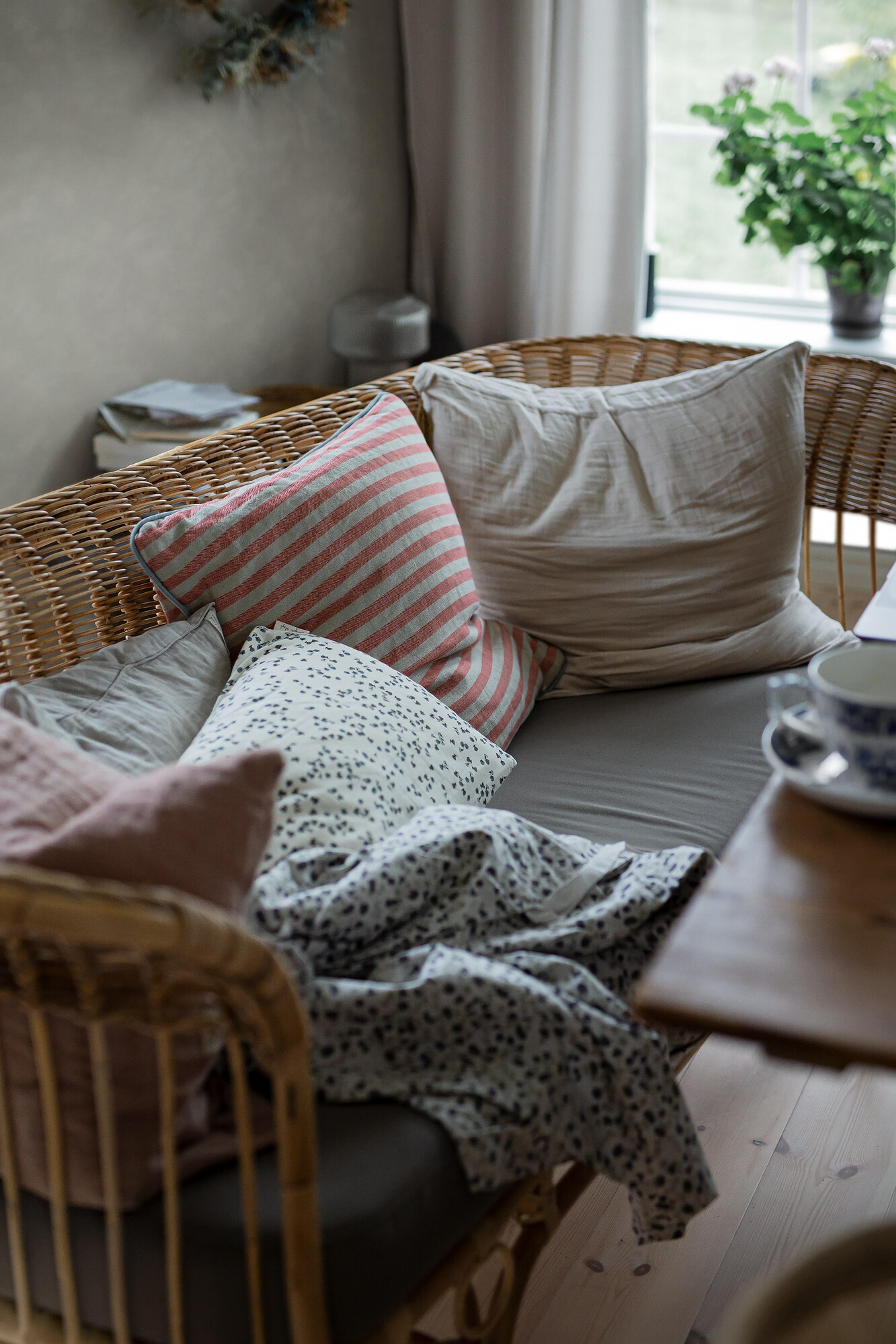 Painter´s Wall grågrön ton tapet enfärgad i grön. Från kollektionen Chalk, Cottage Garden. Nonwoven-material.​​​​‌﻿‍﻿​‍​‍‌‍﻿﻿‌﻿​‍‌‍‍‌‌‍‌﻿‌‍‍‌‌‍﻿‍​‍​‍​﻿‍‍​‍​‍‌﻿​﻿‌‍​‌‌‍﻿‍‌‍‍‌‌﻿‌​‌﻿‍‌​‍﻿‍‌‍‍‌‌‍﻿﻿​‍​‍​‍﻿​​‍​‍‌‍‍​‌﻿​‍‌‍‌‌‌‍‌‍​‍​‍​﻿‍‍​‍​‍‌‍‍​‌﻿‌​‌﻿‌​‌﻿​​‌﻿​﻿​﻿‍‍​‍﻿﻿​‍﻿﻿‌﻿‌﻿‌﻿‌﻿‌﻿‌﻿​‍﻿‍‌‍​﻿‌‍﻿﻿‌‍﻿​‌‍﻿﻿‌﻿​‍‌‍​‌‌‍﻿‌‌‍​‌​‍﻿‍‌﻿​﻿‌‍‌‌​‍﻿﻿‌﻿​﻿‌﻿‌​‌﻿‌‌‌‍‌​‌‍‍‌‌‍﻿﻿​‍﻿﻿‌‍‍‌‌‍﻿‍‌﻿‌​‌‍‌‌‌‍﻿‍‌﻿‌​​‍﻿﻿‌‍‌‌‌‍‌​‌‍‍‌‌﻿‌​​‍﻿﻿‌‍﻿‌‌‍﻿﻿‌‍‌​‌‍‌‌​﻿﻿‌‌﻿​​‌﻿​‍‌‍‌‌‌﻿​﻿‌‍‌‌‌‍﻿‍‌﻿‌​‌‍​‌‌﻿‌​‌‍‍‌‌‍﻿﻿‌‍﻿‍​﻿‍﻿‌‍‍‌‌‍‌​​﻿﻿‌‌‍‍‌‌‍﻿‌‌‍​‌‌‍‌﻿‌‍‌‌​‍﻿‌​﻿​‌‌‍‌‍​﻿‌‌​﻿‌‍​﻿‍​‌‍‌‌​﻿‍‌​﻿​​‌‍​‌​﻿‌‌​﻿​​‌‍​‌​﻿‌﻿‌‍‌​‌‍‌​​﻿‌‍​﻿‌﻿‌‍‌‌​﻿‍‌​﻿​‌​﻿‌‍​﻿​​​﻿‌‍​﻿‌​​﻿​​​﻿‌‌‌‍​‍​﻿‍​​﻿‌​‌‍‌‌‌‍​‌​﻿‍​‌‍‌​​﻿​﻿​﻿​​​﻿‍‌​﻿‌﻿​﻿​​‌‍‌‍​﻿‌‌​‍﻿‌​﻿​‌​﻿​﻿​﻿​﻿​﻿​﻿‌﻿‍​​﻿​‍​﻿​​​﻿​​​﻿​​​‍﻿‌‌‍‍‍‌﻿​​‌‍‌﻿​﻿‍﻿‌﻿‌​‌﻿‍‌‌﻿​​‌‍‌‌​﻿﻿‌‌﻿​﻿‌‍​‌‌‍﻿‍‌‍‍‌‌﻿‌​‌﻿‍‌​‍﻿‍‌‍‍‌‌‍﻿‌‌‍​‌‌‍‌﻿‌‍‌‌‌​​‌‌﻿​﻿‌﻿​﻿‌‍‌‌‌﻿‌​​﻿‍﻿‌﻿​​‌‍​‌‌﻿‌​‌‍‍​​﻿﻿‌‌‍​‌‌‍﻿​‌﻿‌​‌‌‌​‌‍‌‌‌﻿‍​‌﻿‌​​﻿﻿﻿‌‍​‍‌‍​‌‌﻿​﻿‌‍‌‌‌‌‌‌‌﻿​‍‌‍﻿​​﻿﻿‌‌‍‍​‌﻿‌​‌﻿‌​‌﻿​​‌﻿​﻿​‍‌‌​﻿​﻿‌​​‌​‍‌‌​﻿​‍‌​‌‍​‍‌‌​﻿​‍‌​‌‍‌﻿‌﻿‌﻿‌﻿‌﻿‌﻿​‍﻿‍‌‍​﻿‌‍﻿﻿‌‍﻿​‌‍﻿﻿‌﻿​‍‌‍​‌‌‍﻿‌‌‍​‌​‍﻿‍‌﻿​﻿‌‍‌‌​‍‌‌​﻿​‍‌​‌‍‌﻿​﻿‌﻿‌​‌﻿‌‌‌‍‌​‌‍‍‌‌‍﻿﻿​‍‌‍‌‍‍‌‌‍‌​​﻿﻿‌‌‍‍‌‌‍﻿‌‌‍​‌‌‍‌﻿‌‍‌‌​‍﻿‌​﻿​‌‌‍‌‍​﻿‌‌​﻿‌‍​﻿‍​‌‍‌‌​﻿‍‌​﻿​​‌‍​‌​﻿‌‌​﻿​​‌‍​‌​﻿‌﻿‌‍‌​‌‍‌​​﻿‌‍​﻿‌﻿‌‍‌‌​﻿‍‌​﻿​‌​﻿‌‍​﻿​​​﻿‌‍​﻿‌​​﻿​​​﻿‌‌‌‍​‍​﻿‍​​﻿‌​‌‍‌‌‌‍​‌​﻿‍​‌‍‌​​﻿​﻿​﻿​​​﻿‍‌​﻿‌﻿​﻿​​‌‍‌‍​﻿‌‌​‍﻿‌​﻿​‌​﻿​﻿​﻿​﻿​﻿​﻿‌﻿‍​​﻿​‍​﻿​​​﻿​​​﻿​​​‍﻿‌‌‍‍‍‌﻿​​‌‍‌﻿​‍‌‍‌﻿‌​‌﻿‍‌‌﻿​​‌‍‌‌​﻿﻿‌‌﻿​﻿‌‍​‌‌‍﻿‍‌‍‍‌‌﻿‌​‌﻿‍‌​‍﻿‍‌‍‍‌‌‍﻿‌‌‍​‌‌‍‌﻿‌‍‌‌‌​​‌‌﻿​﻿‌﻿​﻿‌‍‌‌‌﻿‌​​‍‌‍‌﻿​​‌‍​‌‌﻿‌​‌‍‍​​﻿﻿‌‌‍​‌‌‍﻿​‌﻿‌​‌‌‌​‌‍‌‌‌﻿‍​‌﻿‌​​‍‌‍‌﻿​​‌‍‌‌‌﻿​‍‌﻿​﻿‌﻿​​‌‍‌‌‌‍​﻿‌﻿‌​‌‍‍‌‌﻿‌‍‌‍‌‌​﻿﻿‌‌﻿​​‌﻿‌‌‌‍​‍‌‍﻿​‌‍‍‌‌﻿​﻿‌‍‍​‌‍‌‌‌‍‌​​‍​‍‌﻿﻿‌