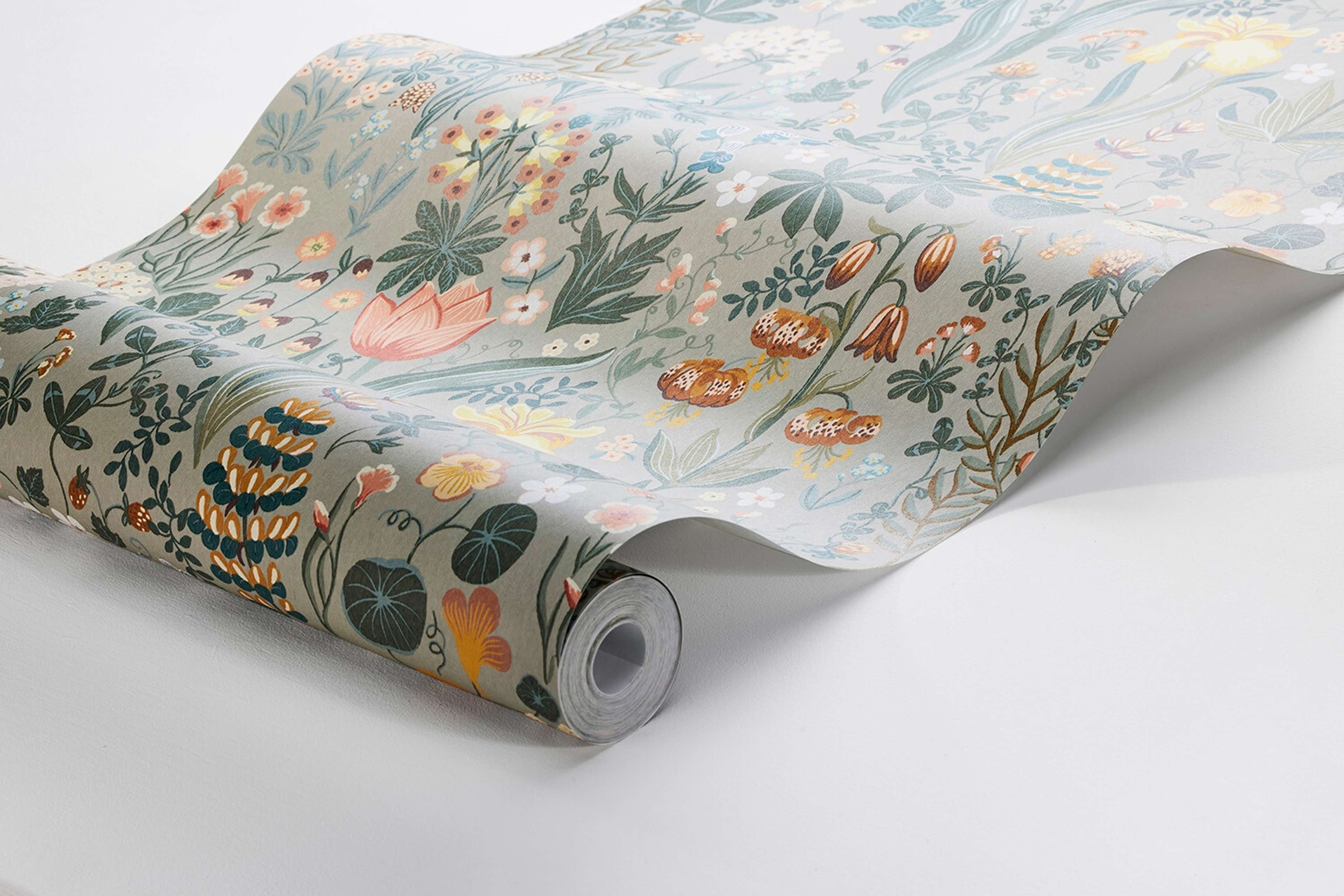 Blomsterhav tapet med botaniskt, blommigt mönster i grå. Från kollektionen New Heritage. Nonwoven-material med förskjuten passning.