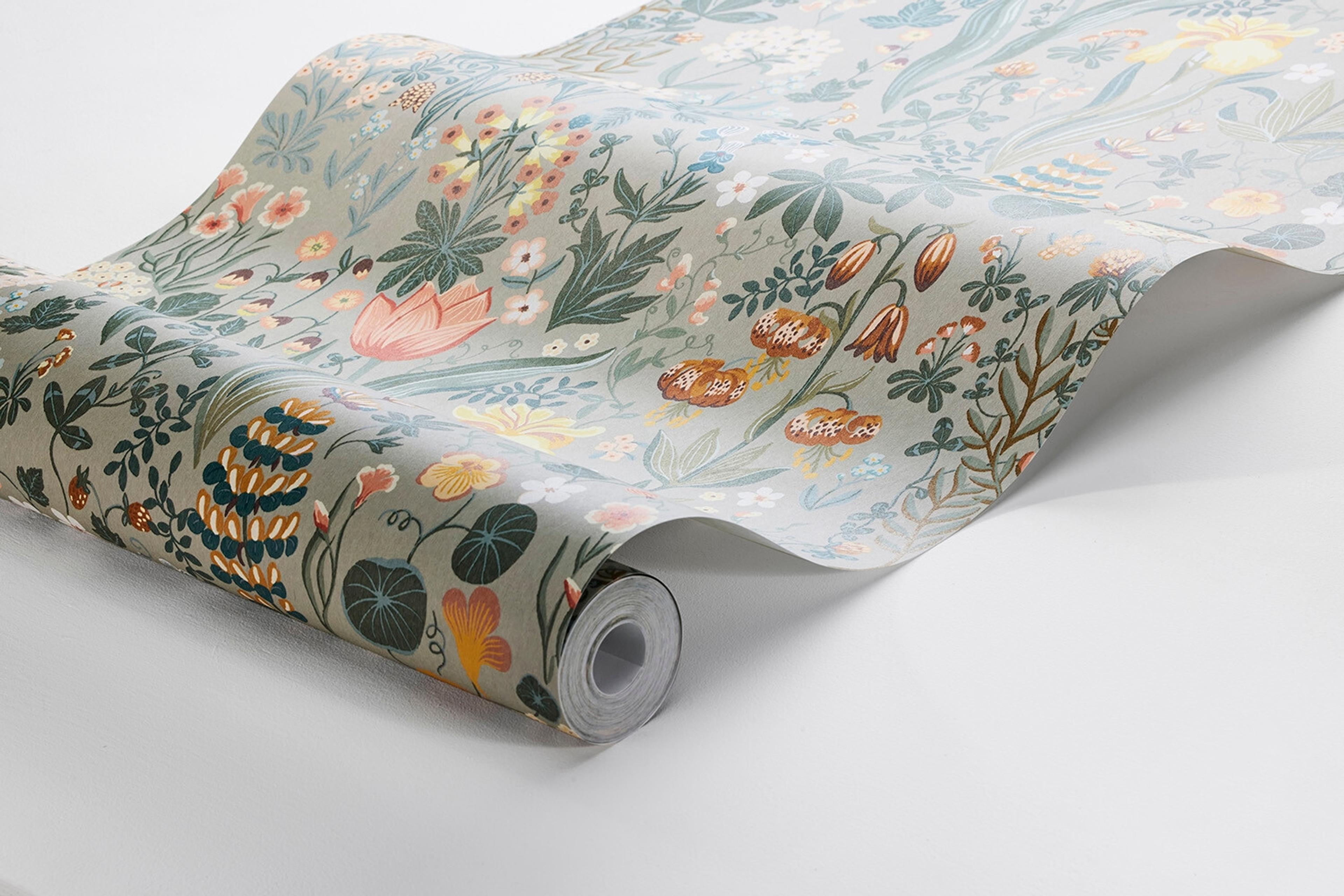 Blomsterhav tapet med botaniskt, blommigt mönster i grå. Från kollektionen New Heritage. Nonwoven-material med förskjuten passning.
