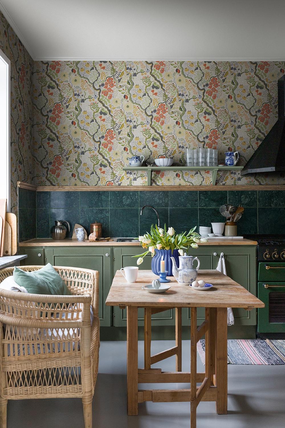 Ann stormönstrad tapet, beige botten tapet med blommigt mönster i beige. Från kollektionen Lina 2. Nonwoven-material med förskjuten passning.