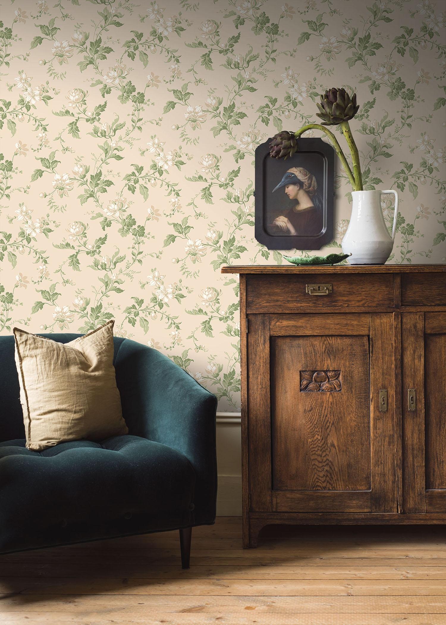 Blomslinga, crémevit botten tapet från Boråstapeter med blommigt mönster i grön och beige. Från kollektionen anno. Nonwoven-material med förskjuten passning. Country-stil. Passar i sovrum och matsal.