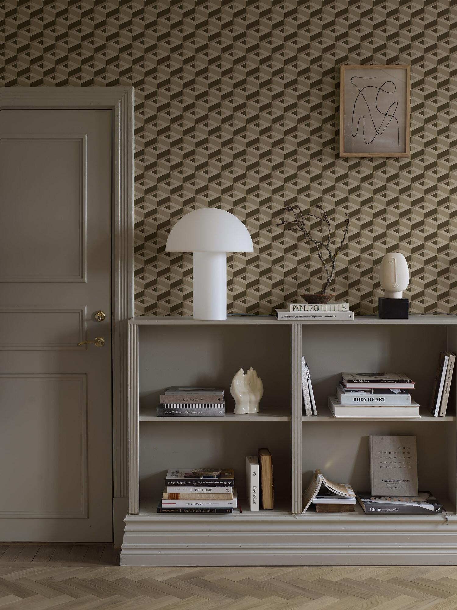 Boxes tapet med geometriskt, grafiskt mönster i vit och svart. Från kollektionen Treasured. Nonwoven-material med rak passning. Passar i kök, hall och arbetsrum.