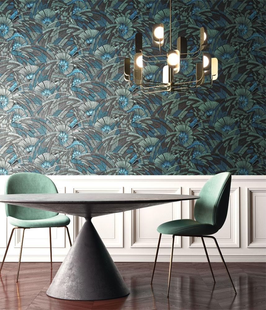 Bali Jungle tapet tapet från Midbec med botaniskt mönster i grön. Från kollektionen Tribute. Nonwoven-material med förskjuten passning. Passar i vardagsrum, matsal och hall.