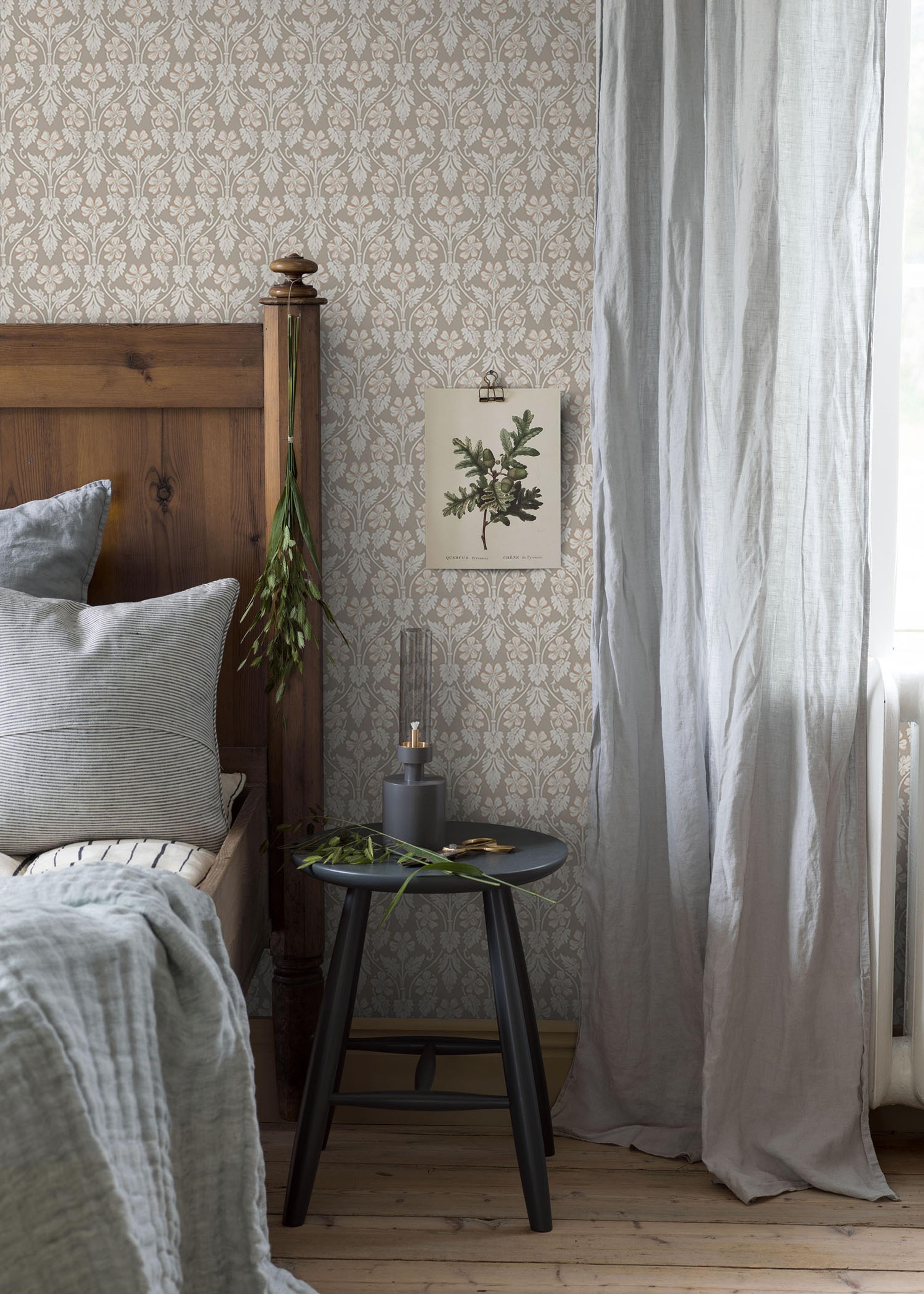 Nora, gråbrun botten tapet från Boråstapeter med blommigt mönster i röd, brun och beige. Från kollektionen anno. Nonwoven-material med förskjuten passning. Passar i sovrum och matsal.