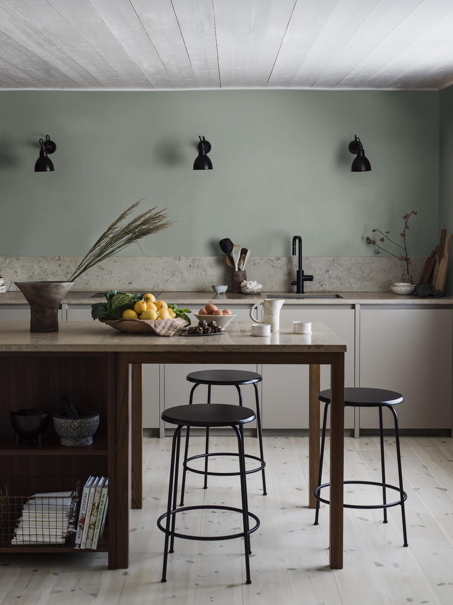 Minty Green tapet med enfargat, textilimitation mönster i grön. Från kollektionen Linen. Nonwoven-material. Passar i vardagsrum och matsal.