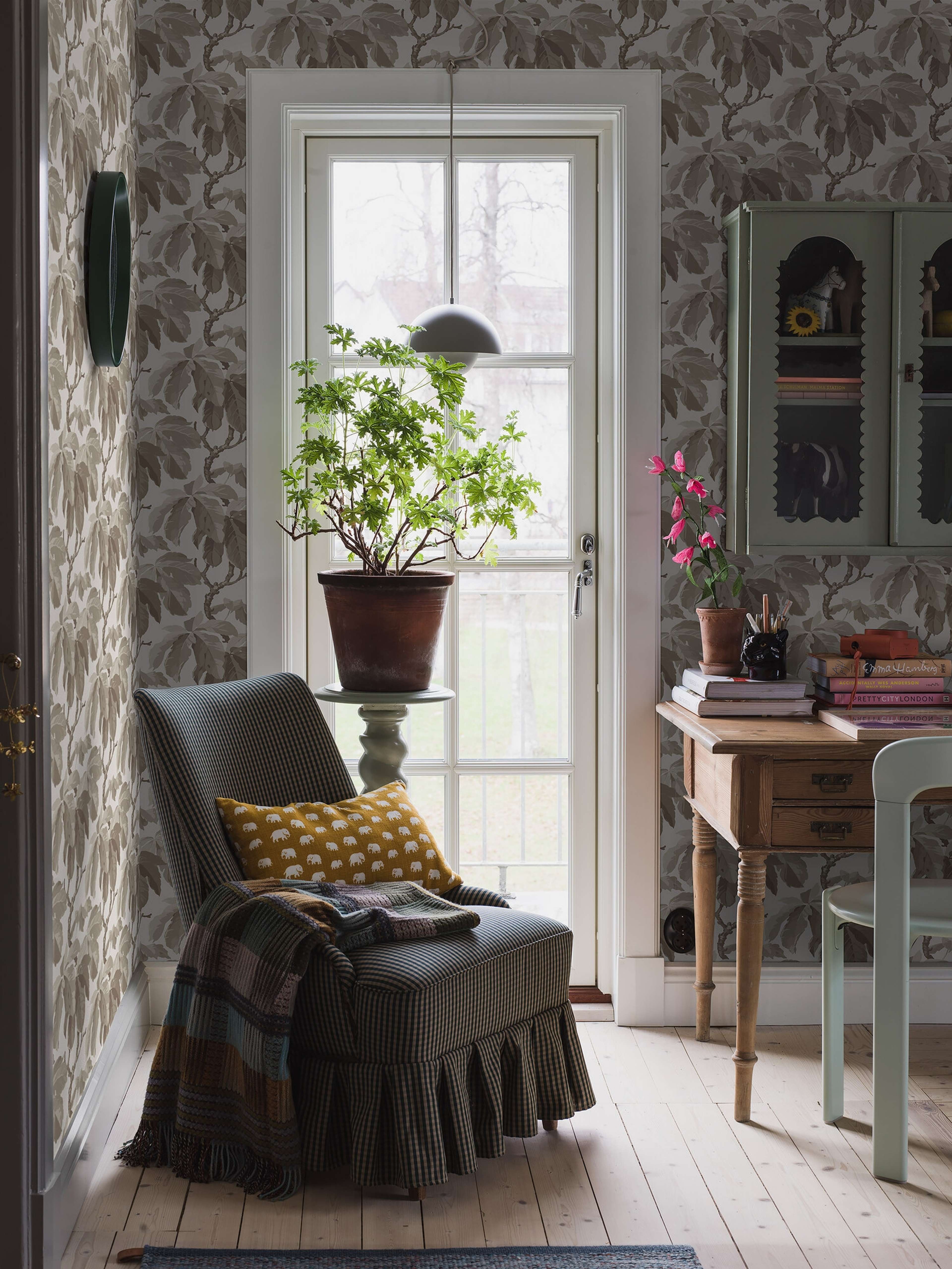 Kastanj tapet med botaniskt mönster i vit. Från kollektionen New Heritage. Nonwoven-material med rak passning.