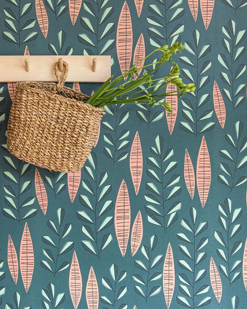 Garden City tapet med botaniskt mönster i turkos. Från kollektionen signature. Nonwoven-material med rak passning. Vintage, lek-stil.