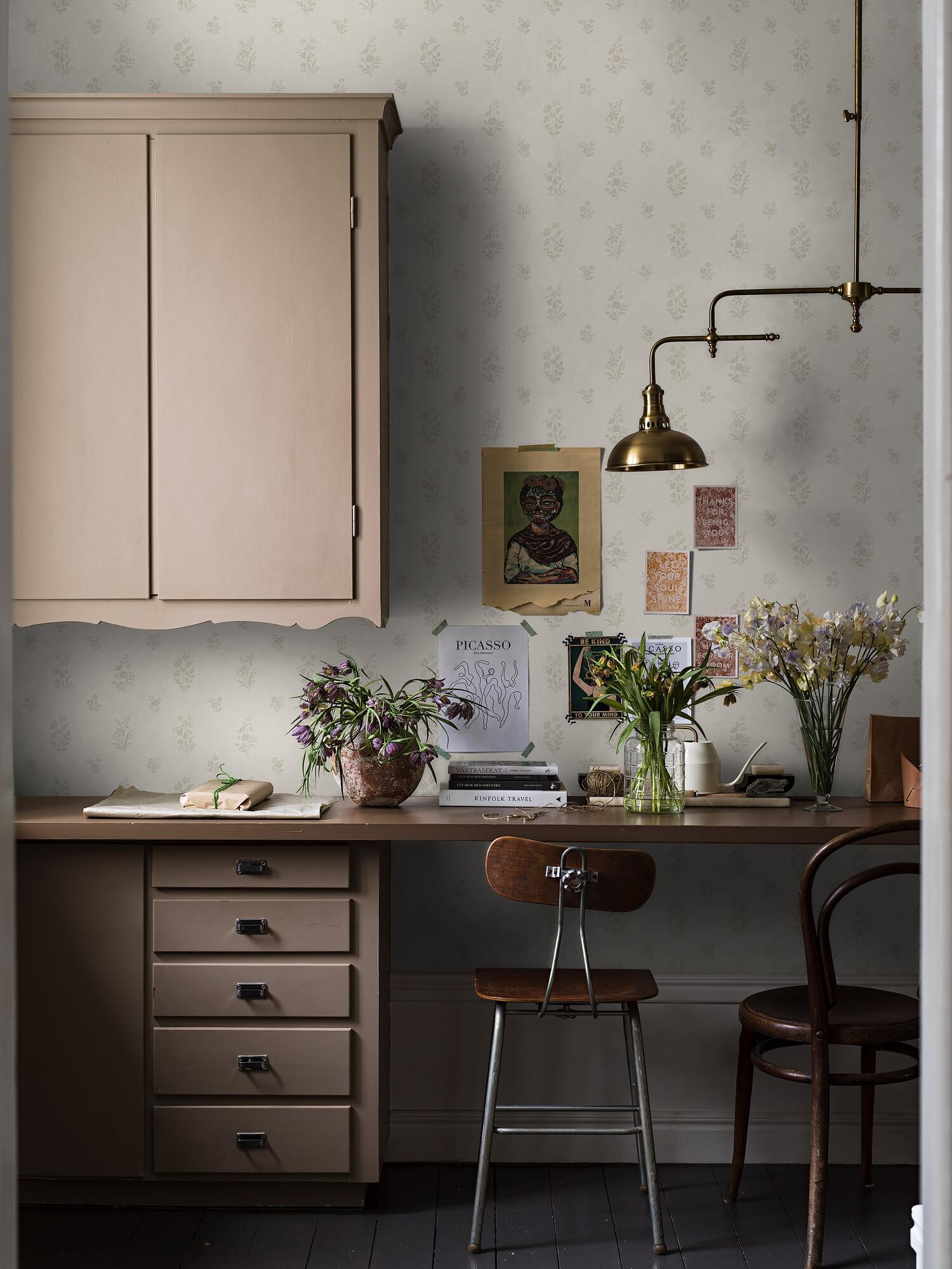 Petit Fleurs tapet tapet med blommigt mönster i beige. Från kollektionen Dreamy Escape. Nonwoven-material med rak passning. Passar i vardagsrum och matsal.