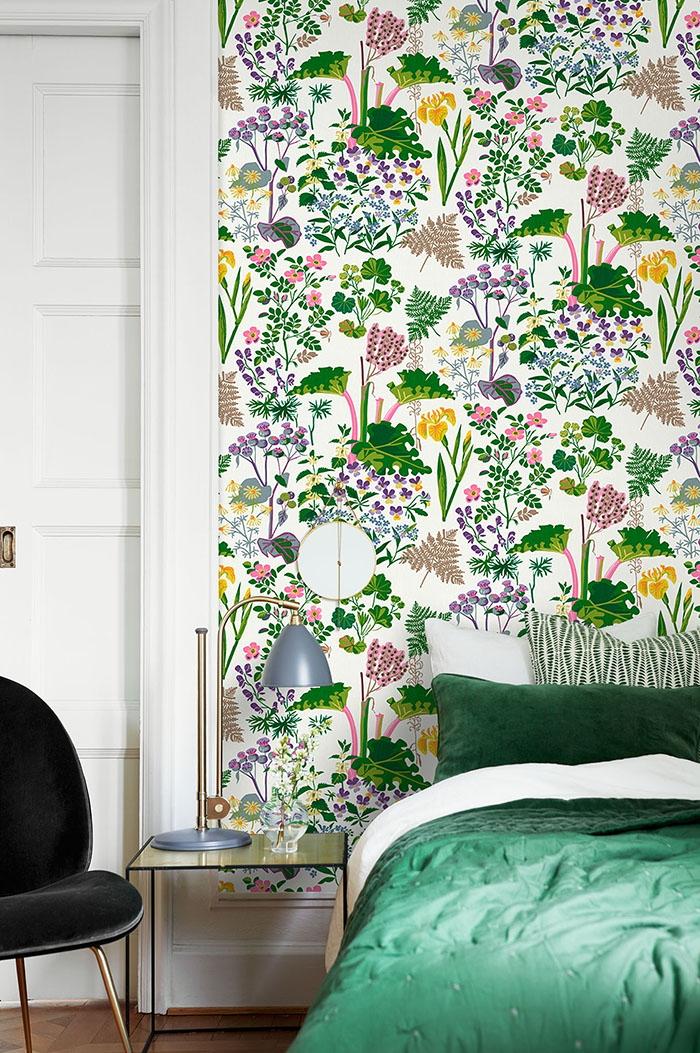 Rabarber, ljus botten tapet från Boråstapeter med botaniskt, retro mönster i vit, rosa och grön. Från kollektionen Scandinavian Designers II. Nonwoven-material med förskjuten passning. Vintage, country-stil.