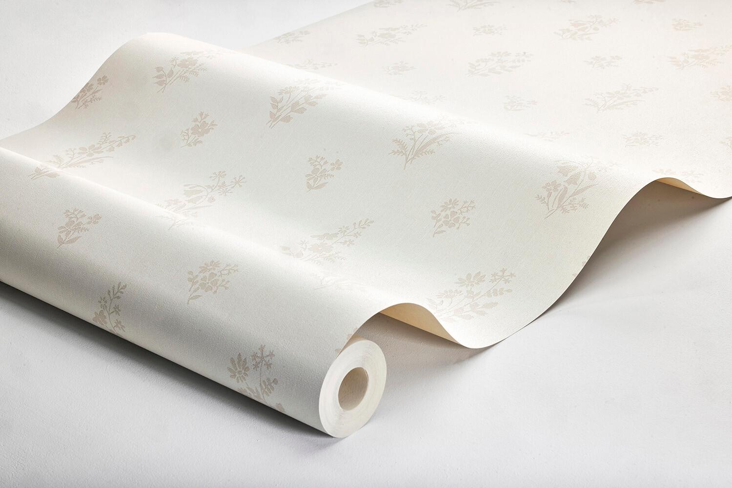 Petit Fleurs tapet tapet med blommigt mönster i beige. Från kollektionen Dreamy Escape. Nonwoven-material med rak passning. Passar i vardagsrum och matsal.