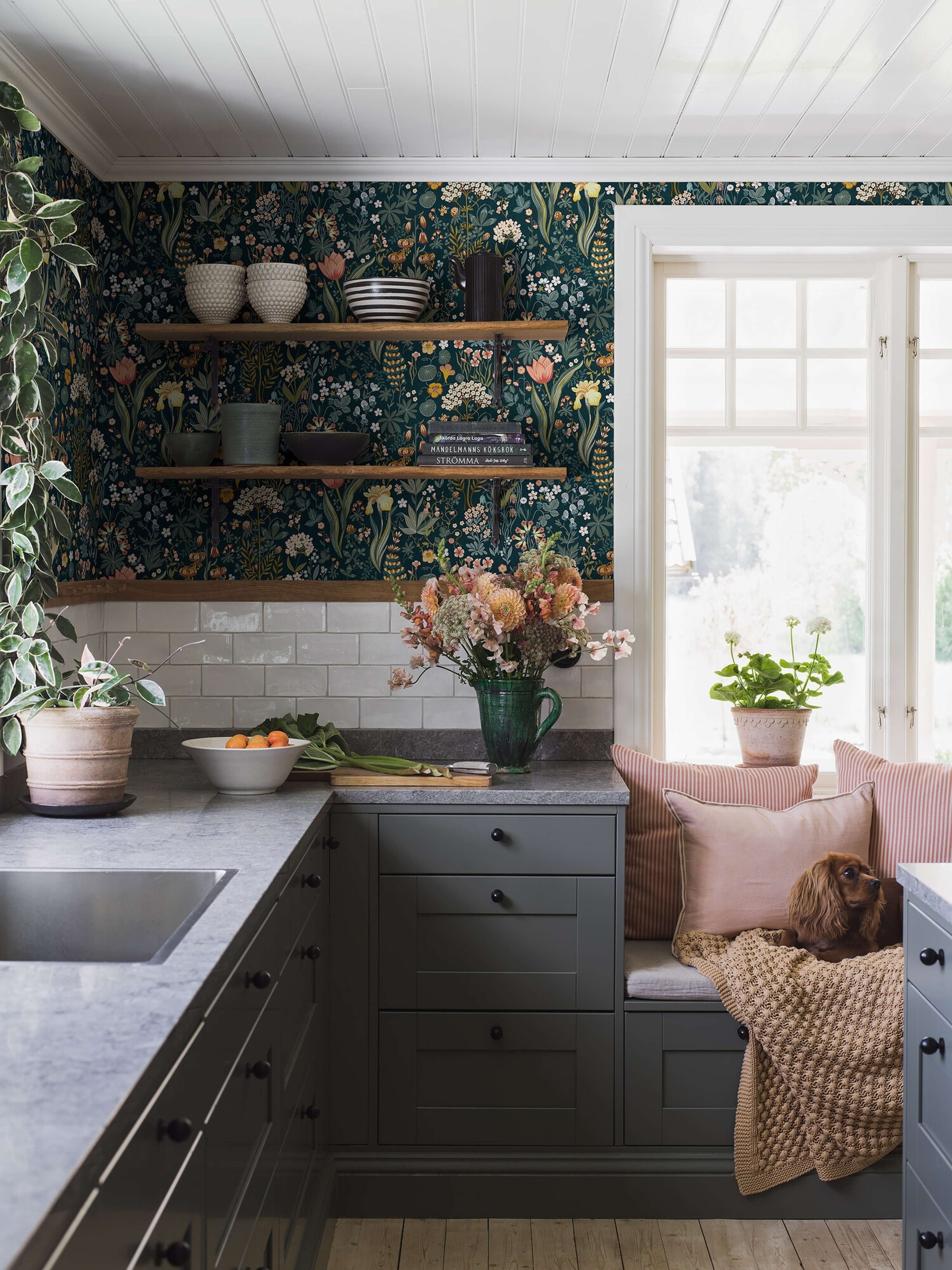 Blomsterhav tapet med botaniskt, blommigt mönster i blå. Från kollektionen New Heritage. Nonwoven-material med förskjuten passning.