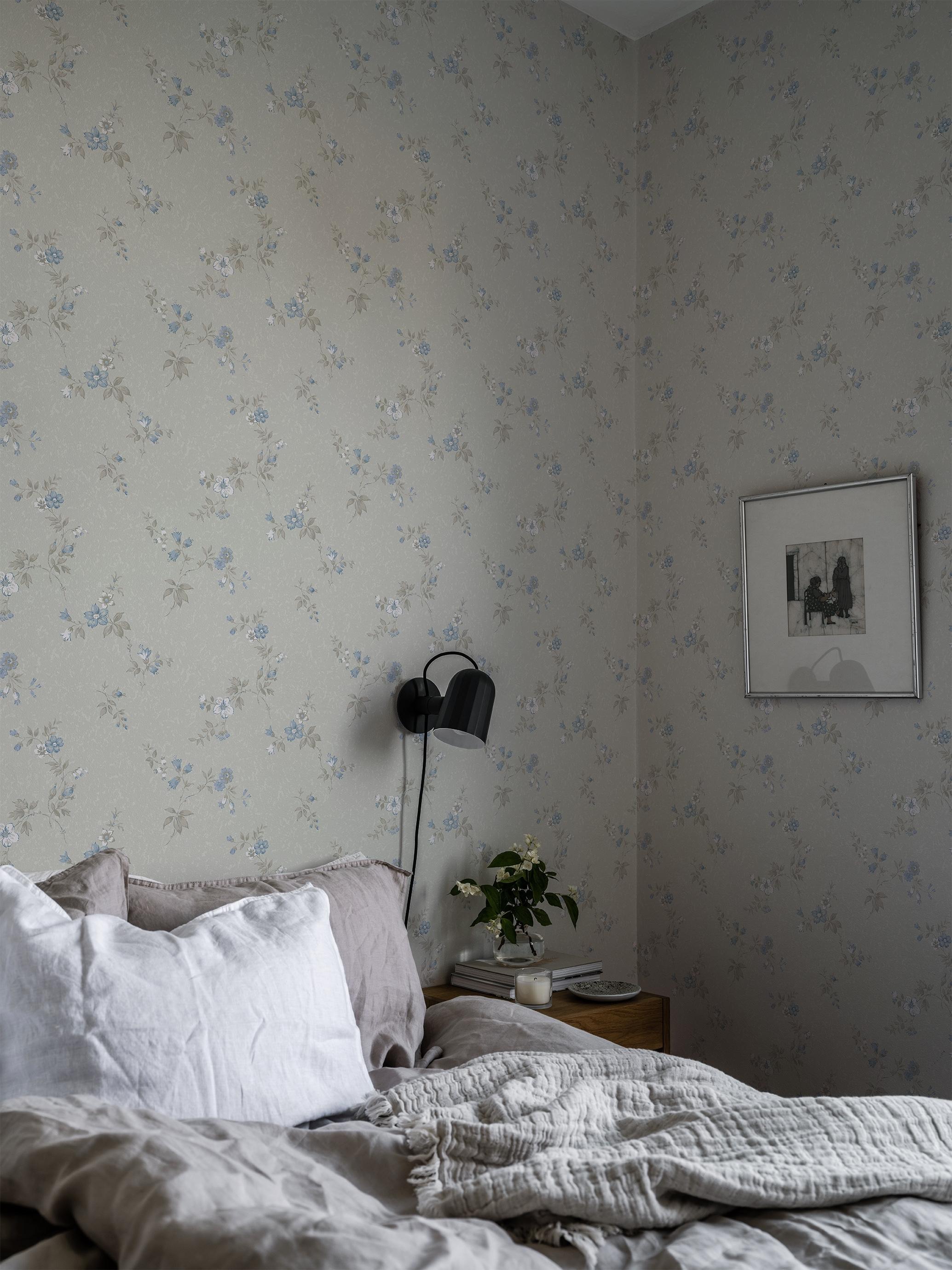 Kerstin blå tapet med blommigt mönster i blå. Från kollektionen Gammalsvenska klassiker 1850–1950. Nonwoven-material med rak passning.