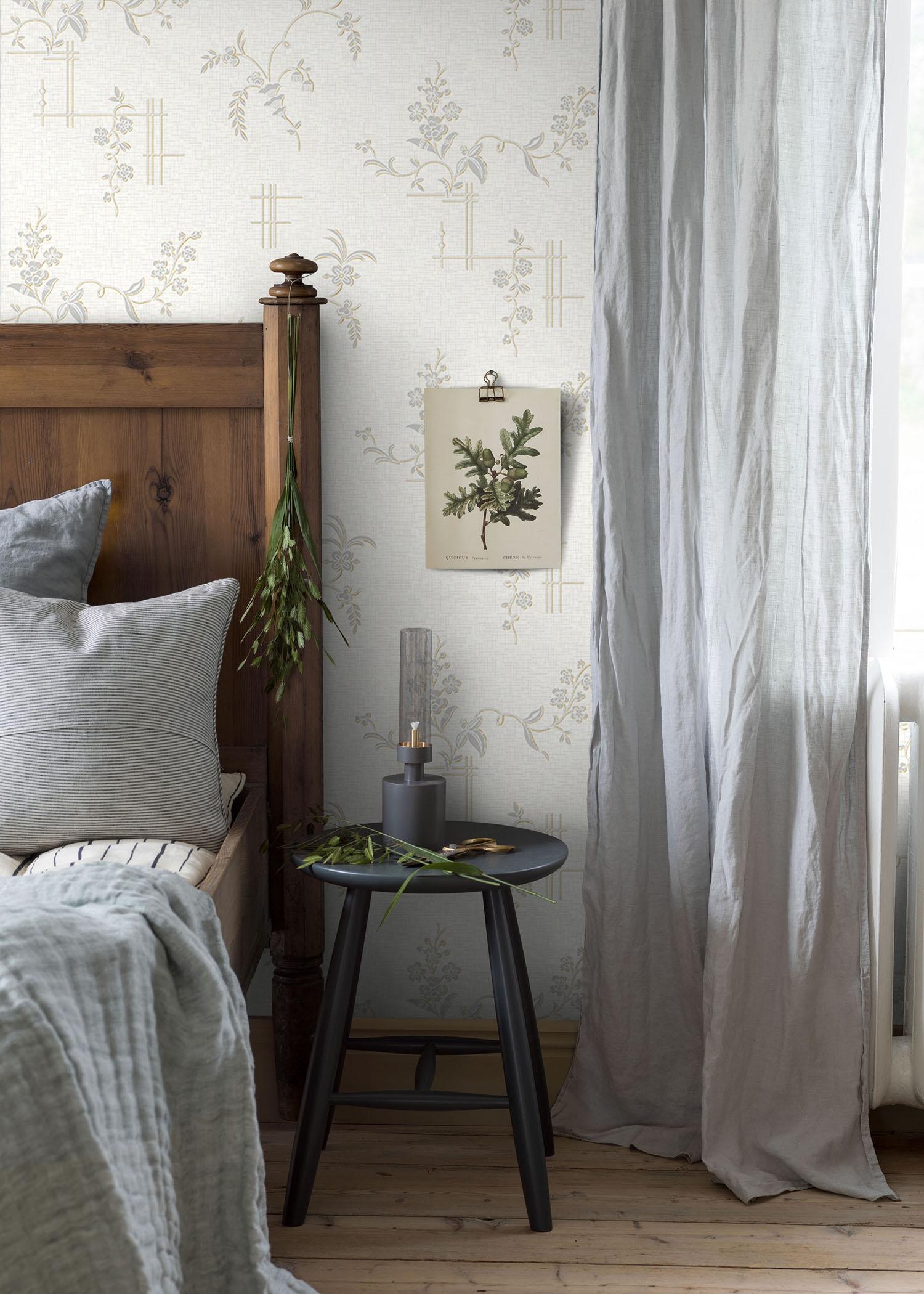 Ulricehamn tapet från Boråstapeter med blommigt mönster i vit och guld. Från kollektionen anno. Nonwoven-material med förskjuten passning. Lyx, city-stil. Passar i sovrum och matsal.