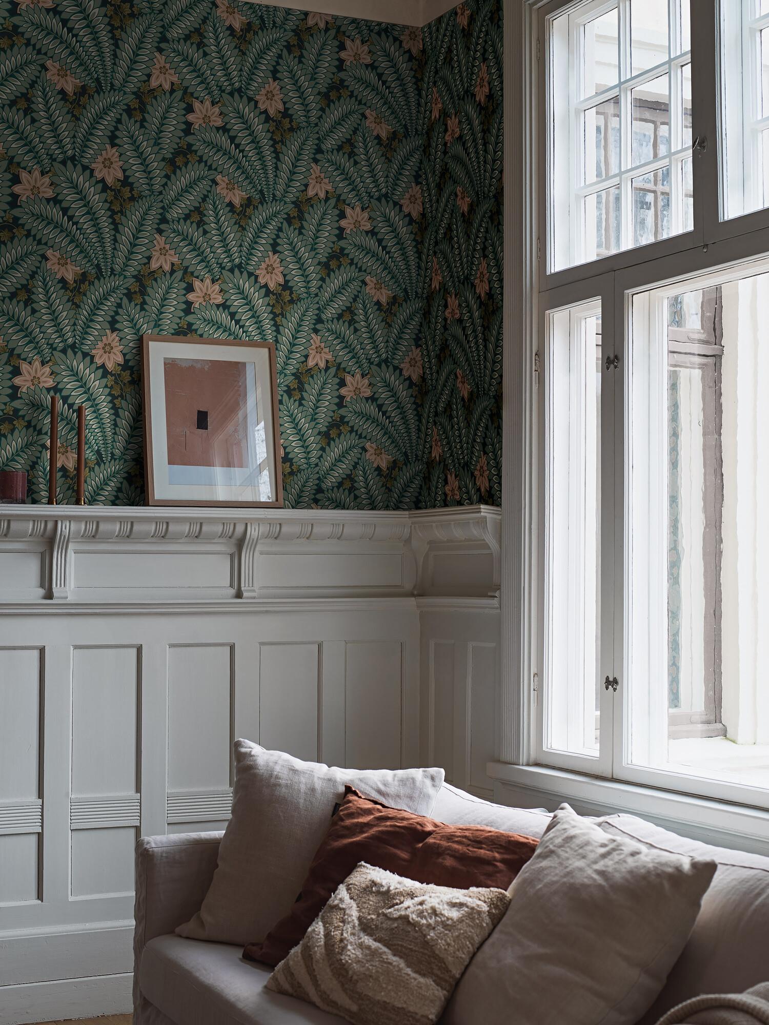 Hidden Ivy tapet i gröna toner tapet med botaniskt, blommigt mönster i grön. Från kollektionen Treasured. Nonwoven-material med förskjuten passning. Passar i kök, hall och arbetsrum.