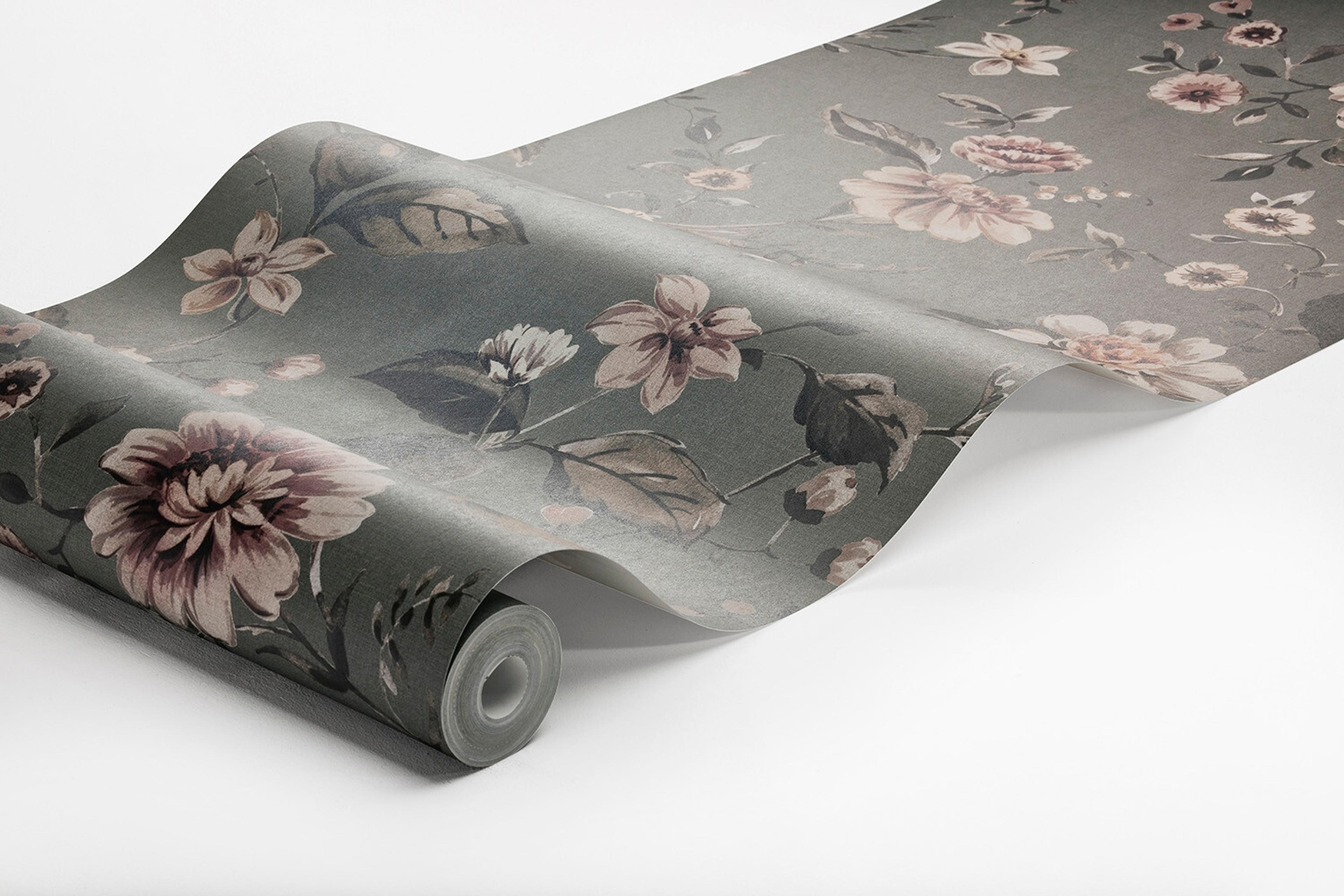 Marion's Mural dimmigt grågrön botten tapet med blommigt mönster i grön. Från kollektionen Cottage Garden. Nonwoven-material med rak passning. Passar i vardagsrum, matsal och hall.