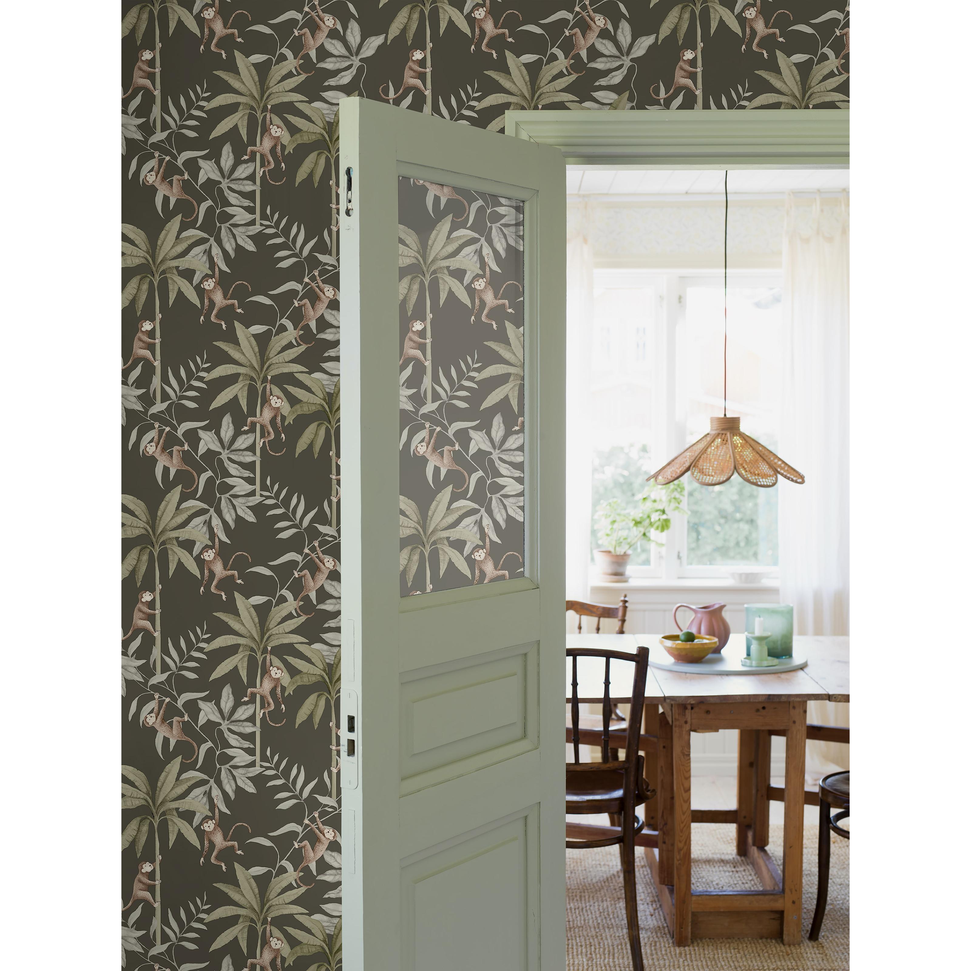 Jungle Friends grön, tapet tapet med djur, barnrum, naturochlandskap mönster i grön. Från kollektionen Newbie II Wallpaper. Nonwoven-material med rak passning. Passar i sovrum.