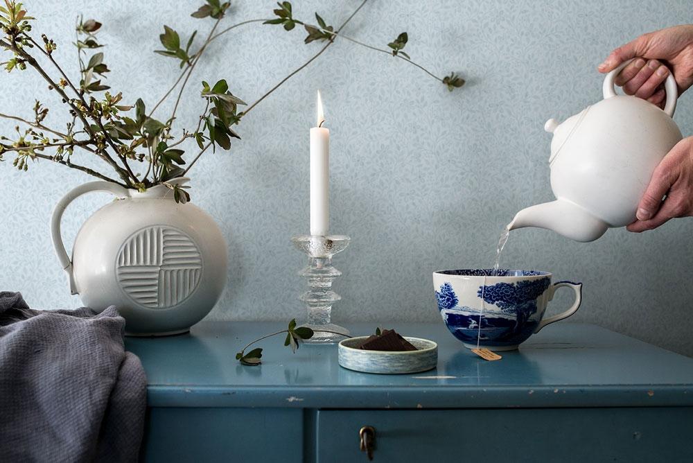 Alva småblommig, ljusblå tapet från Midbec med blommigt mönster i blå. Från kollektionen Blomstermåla. Nonwoven-material med rak passning.